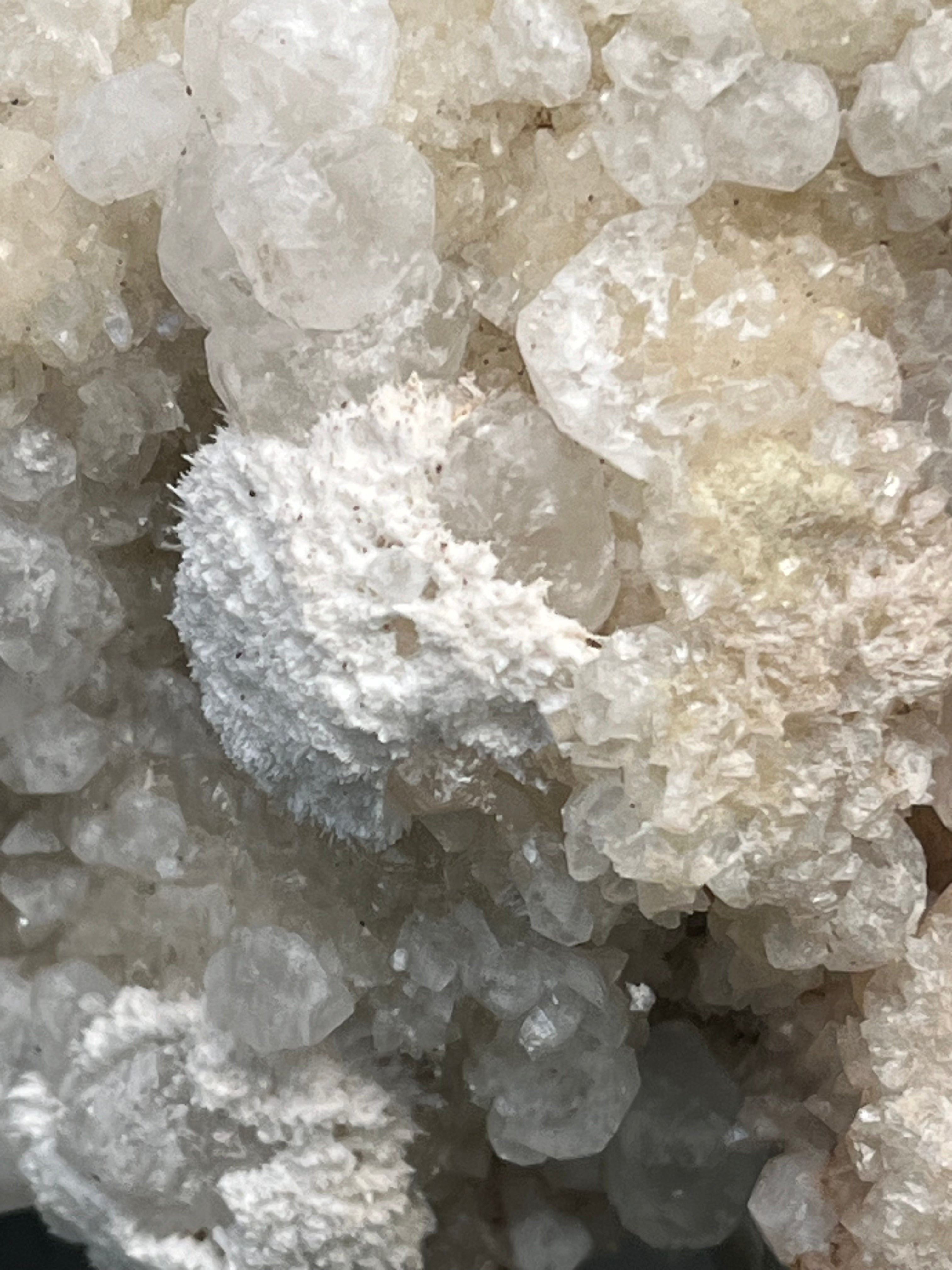 Okenit auf Apophyllit Cluster (Handstufe) aus Indien (241g) - sehr schöne Kristallbildung - crystal paradise
