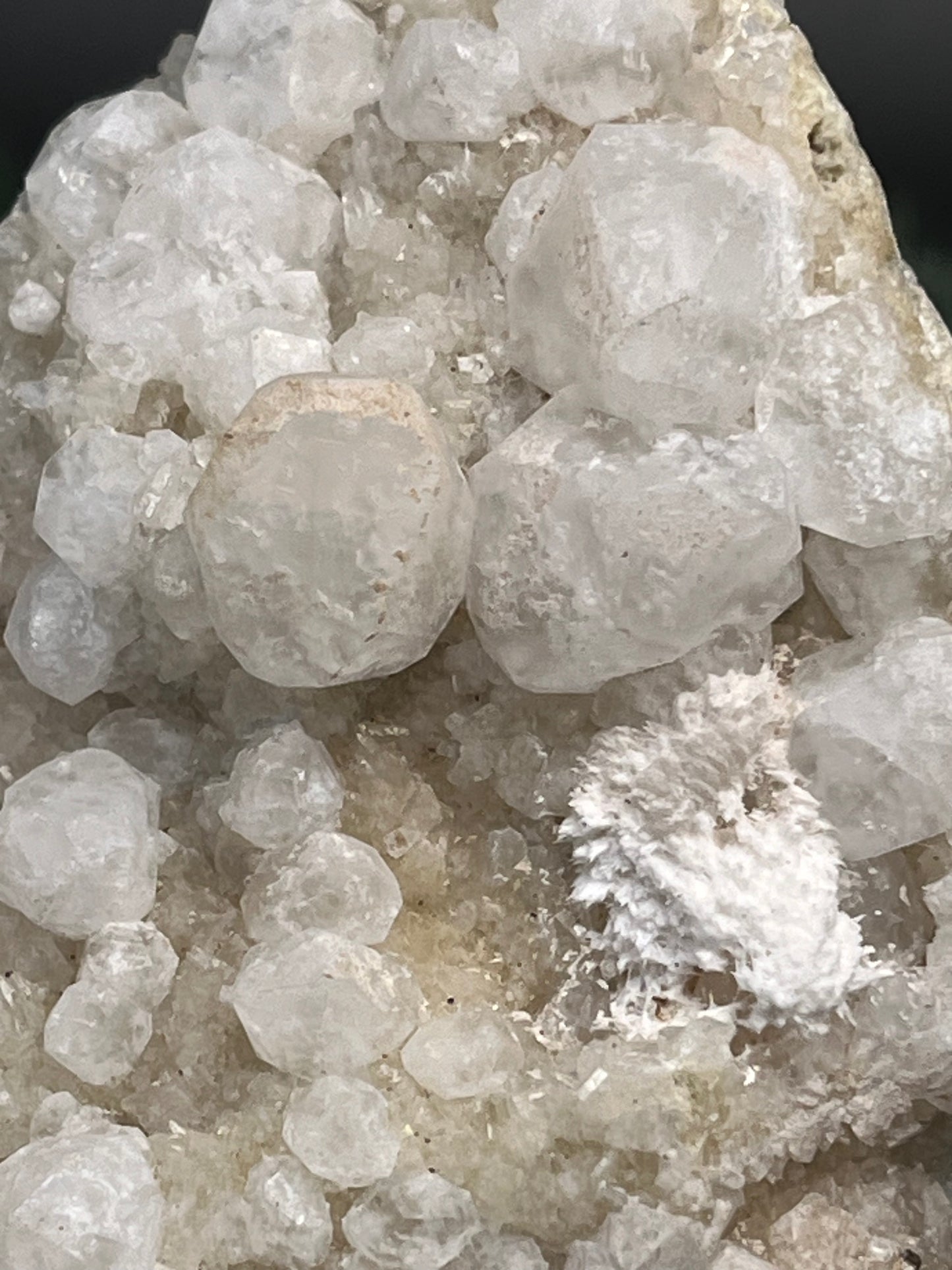 Okenit auf Apophyllit Cluster (Handstufe) aus Indien (241g) - sehr schöne Kristallbildung - crystal paradise