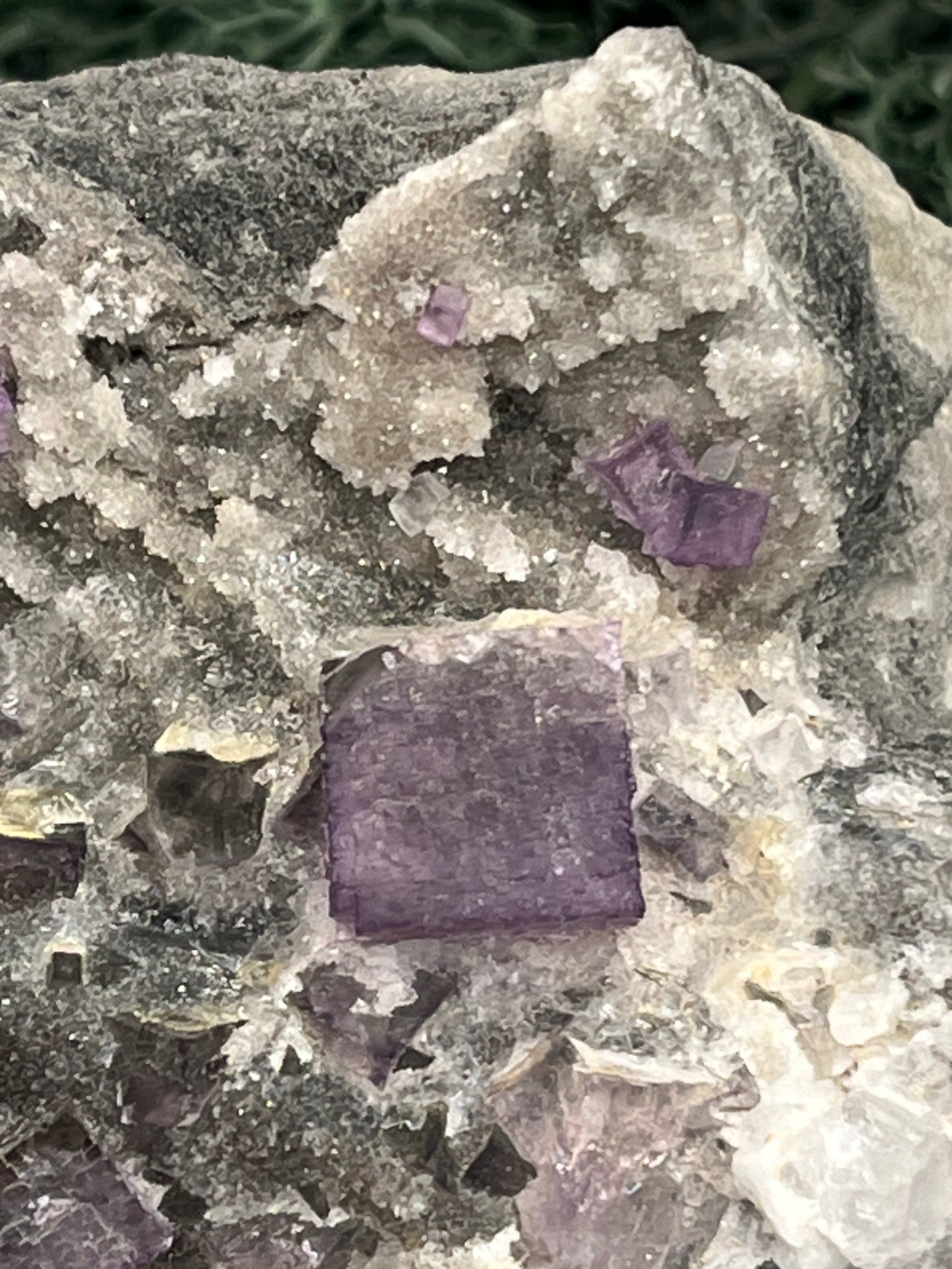 Violetter Fluorit aus Mexiko mit Quarz Anlagerungen (671g) - Grossstufe mit großen Fluoritwürfeln und Phantom - crystal paradise