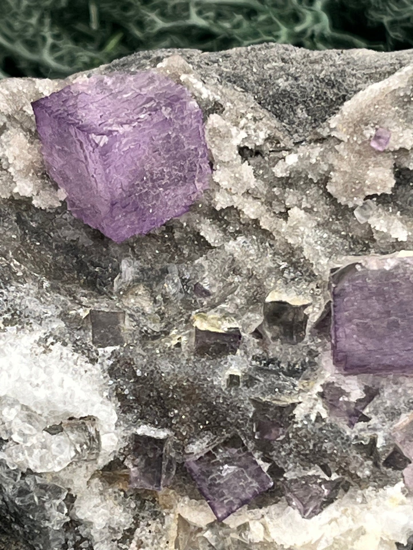 Violetter Fluorit aus Mexiko mit Quarz Anlagerungen (671g) - Grossstufe mit großen Fluoritwürfeln und Phantom - crystal paradise