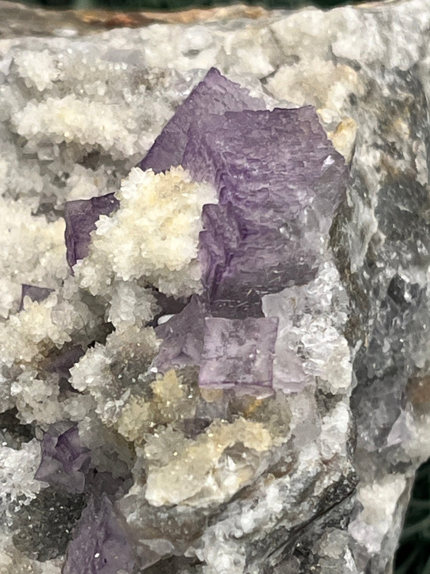 Violetter Fluorit aus Mexiko mit weissen und gelben Quarz Anlagerungen (663g) - Grossstufe - crystal paradise