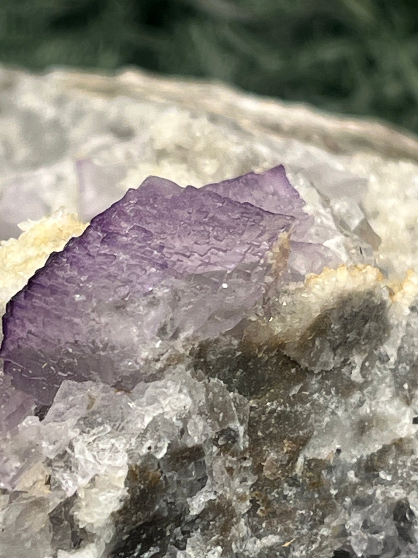 Violetter Fluorit aus Mexiko mit weissen und gelben Quarz Anlagerungen (663g) - Grossstufe - crystal paradise