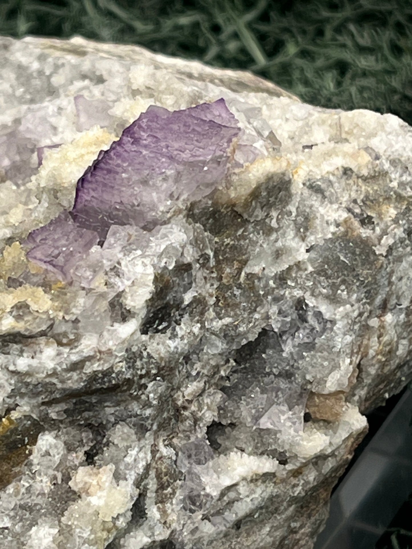 Violetter Fluorit aus Mexiko mit weissen und gelben Quarz Anlagerungen (663g) - Grossstufe - crystal paradise