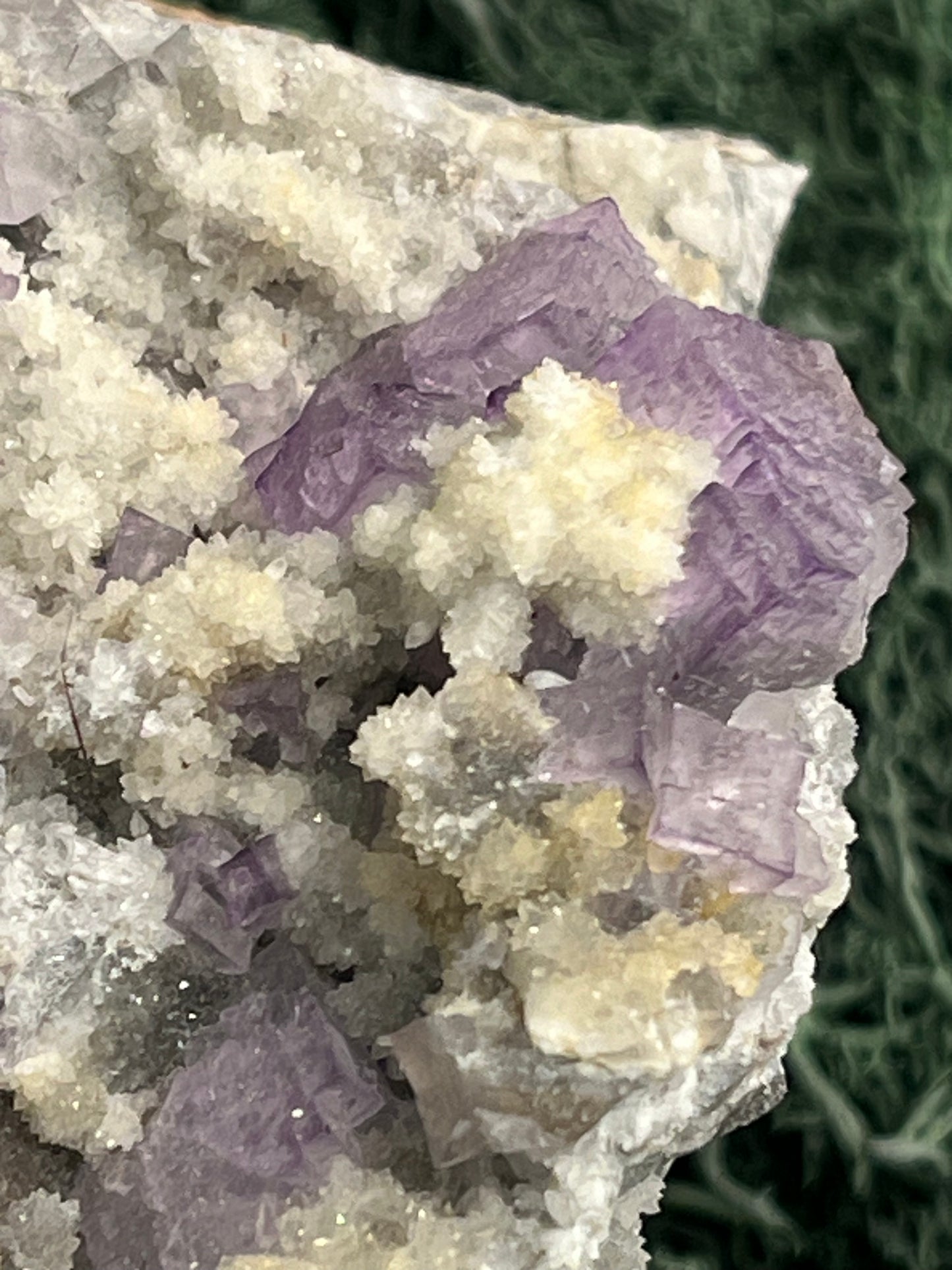 Violetter Fluorit aus Mexiko mit weissen und gelben Quarz Anlagerungen (663g) - Grossstufe - crystal paradise