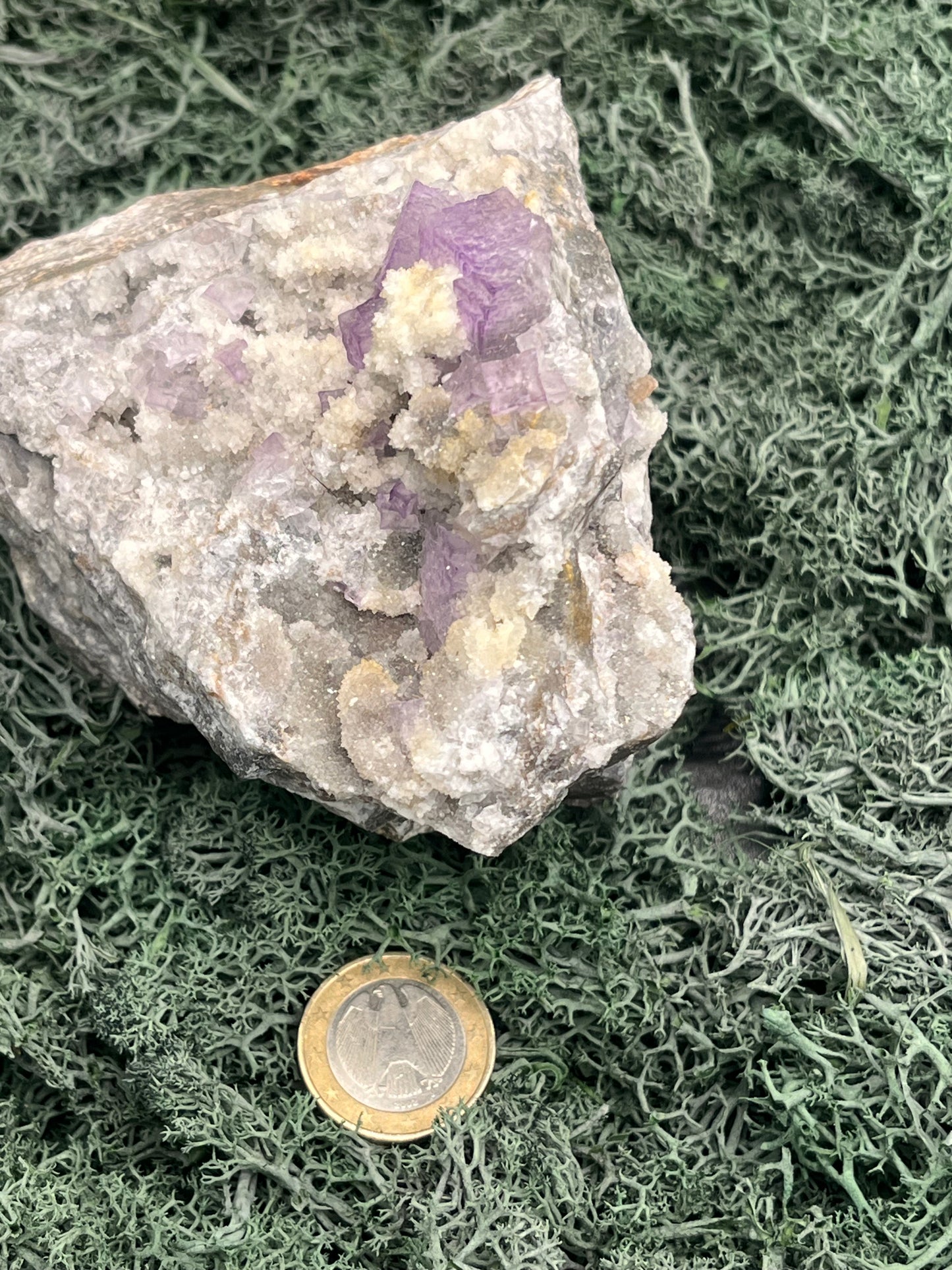 Violetter Fluorit aus Mexiko mit weissen und gelben Quarz Anlagerungen (663g) - Grossstufe - crystal paradise