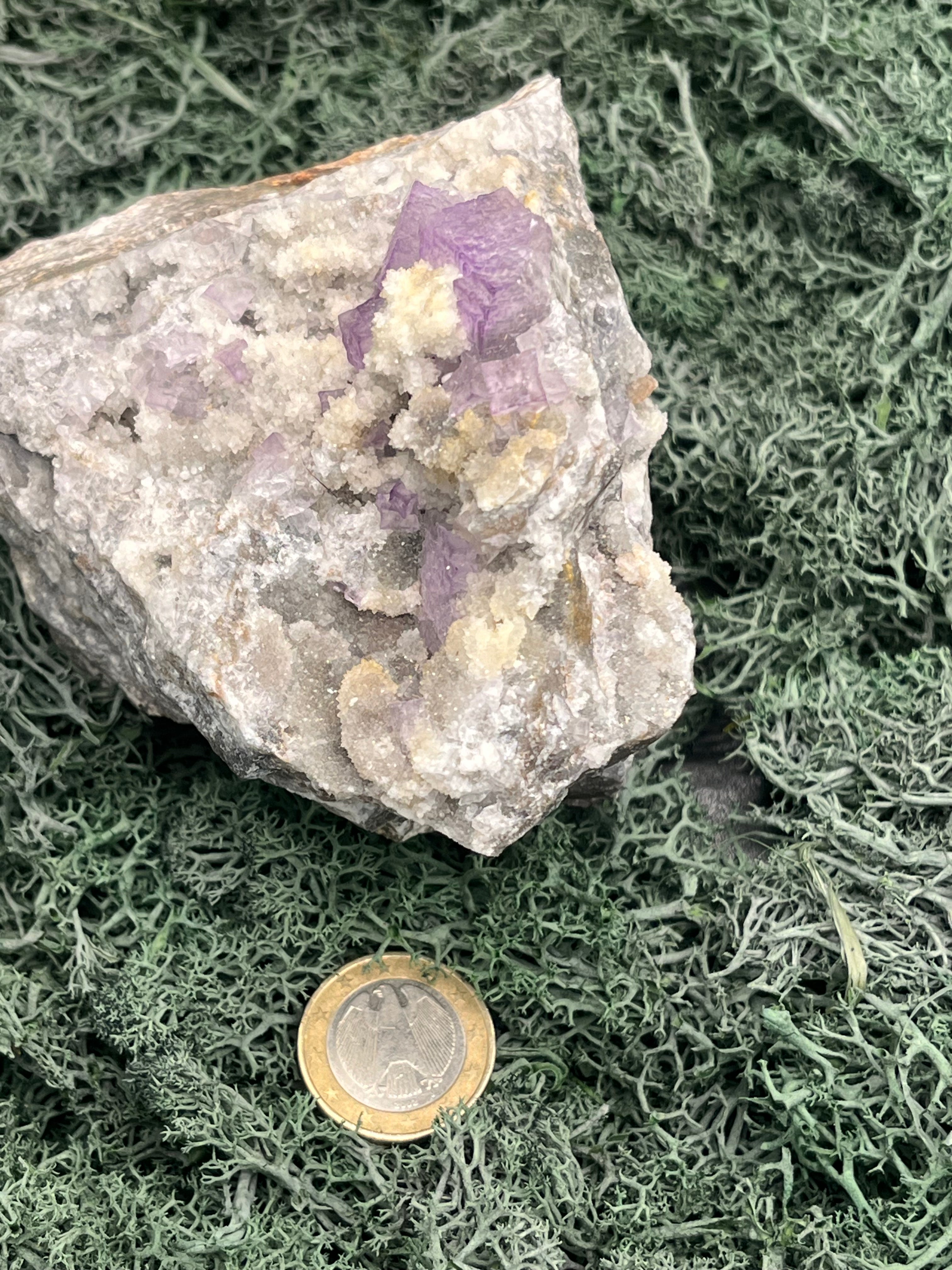 Violetter Fluorit aus Mexiko mit weissen und gelben Quarz Anlagerungen (663g) - Grossstufe - crystal paradise