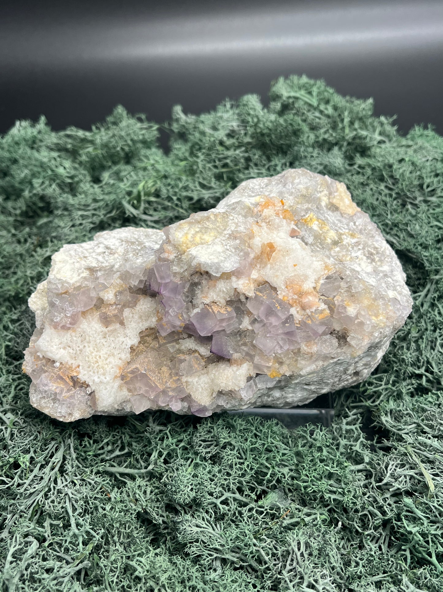 Violetter Fluorit aus Mexiko mit weissen Quarz Anlagerungen (1250g) - Grossstufe mit vielen Fluoritwürfeln - crystal paradise