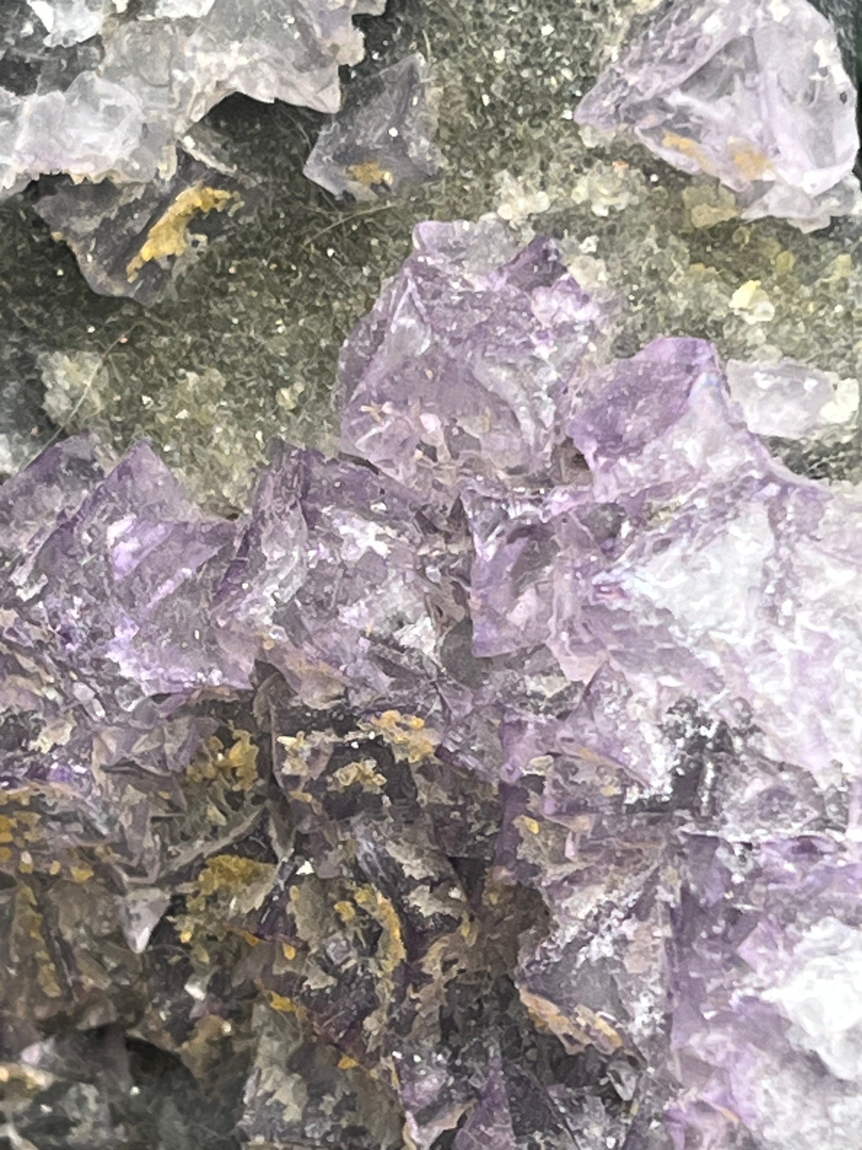 Violetter Fluorit aus Mexiko mit weissen Quarz Anlagerungen (591g) - Grossstufe - crystal paradise
