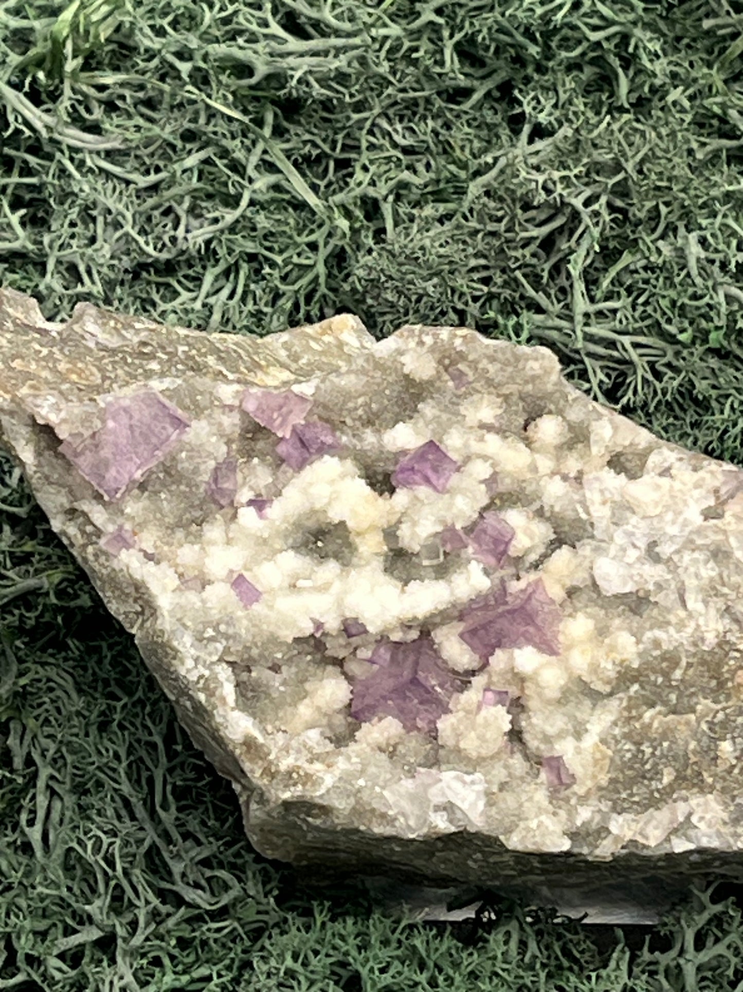 Violetter Fluorit aus Mexiko mit weissen Quarz Anlagerungen (593g) - Grossstufe mit vielen Fluoritwürfeln und Quarzblumen - crystal paradise