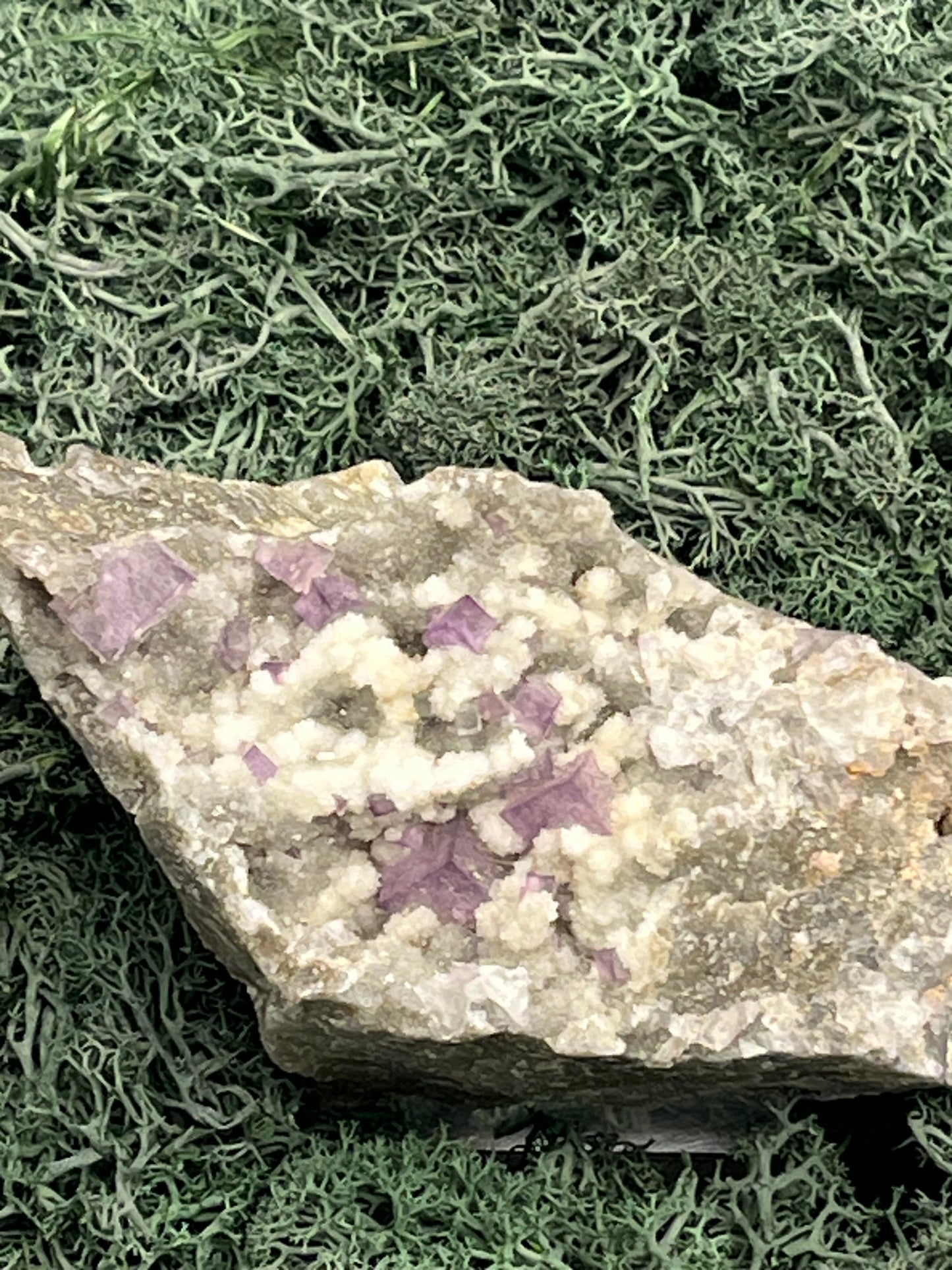 Violetter Fluorit aus Mexiko mit weissen Quarz Anlagerungen (593g) - Grossstufe mit vielen Fluoritwürfeln und Quarzblumen - crystal paradise