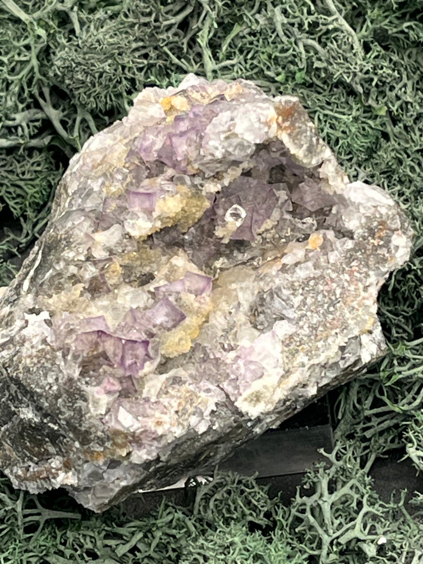 Violetter Fluorit aus Mexiko mit weissen und gelben Quarz Anlagerungen (434g) - Handstufe mit vielen Fluoritwürfeln - crystal paradise