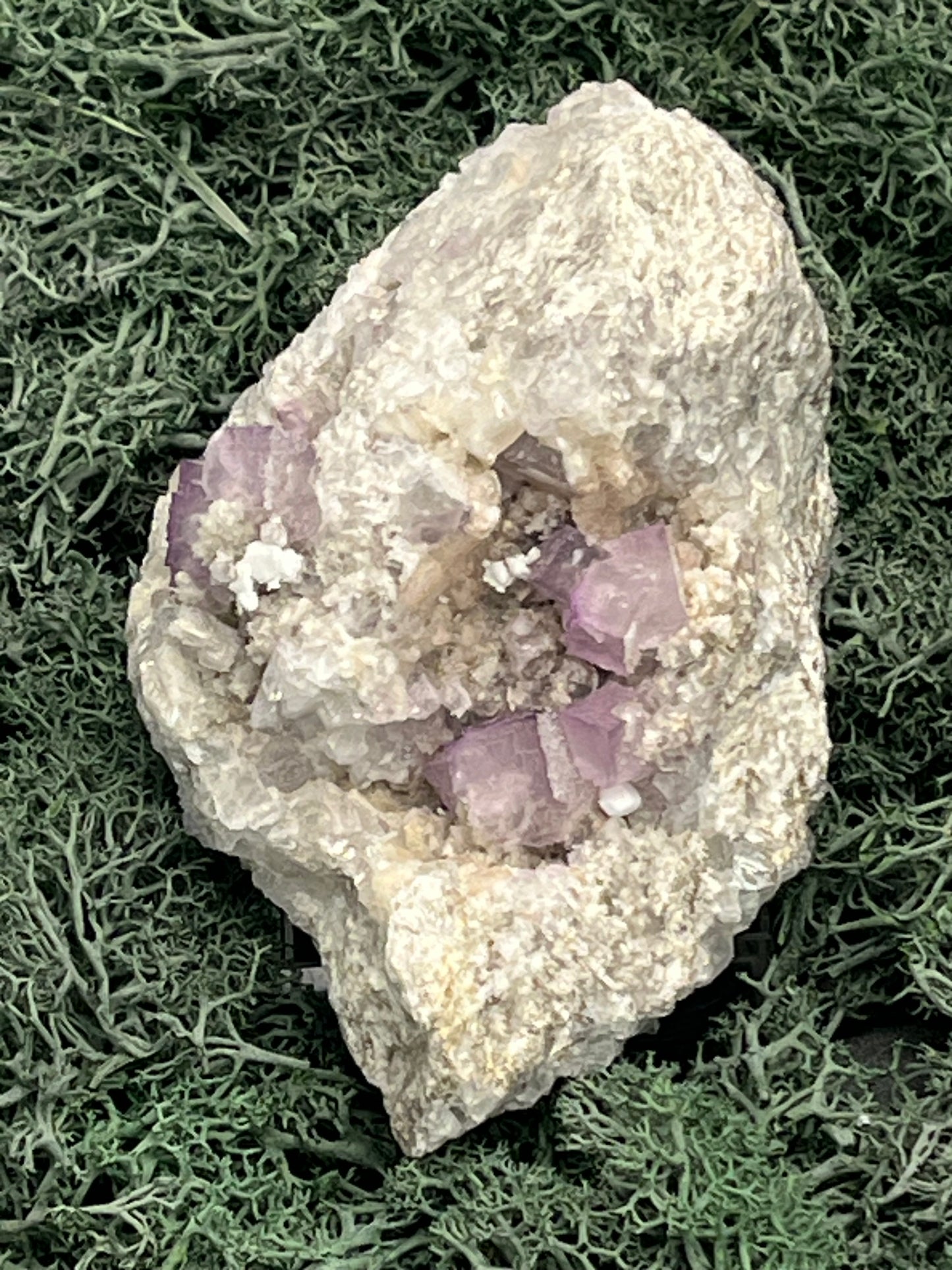 Violetter Fluorit aus Mexiko mit weissen Quarz Anlagerungen (667g) - Handstufe mit großen Fluoritwürfeln - crystal paradise