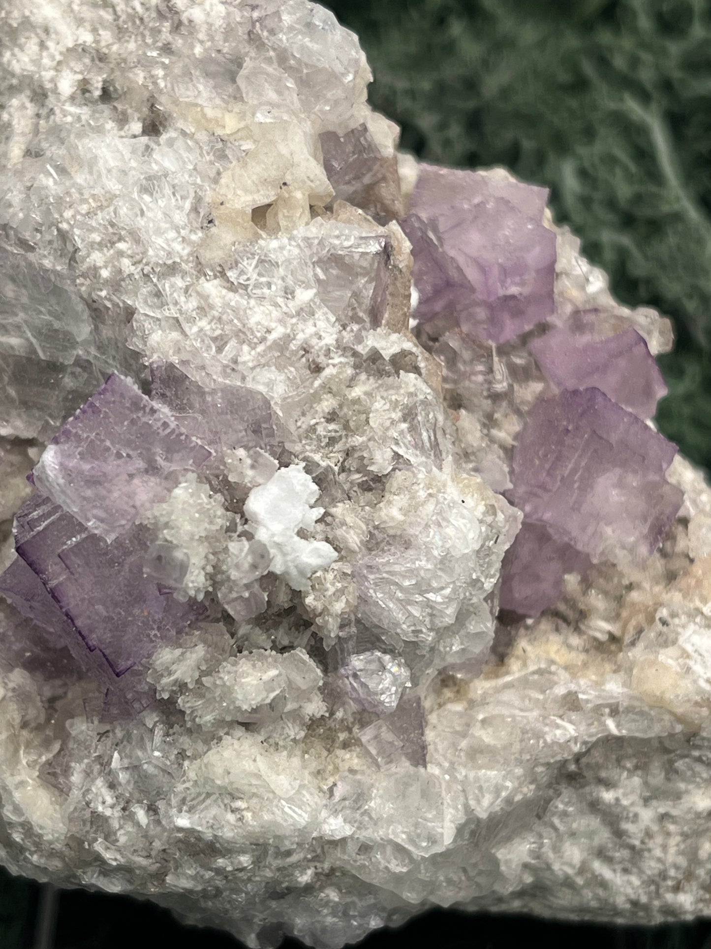 Violetter Fluorit aus Mexiko mit weissen Quarz Anlagerungen (667g) - Handstufe mit großen Fluoritwürfeln - crystal paradise
