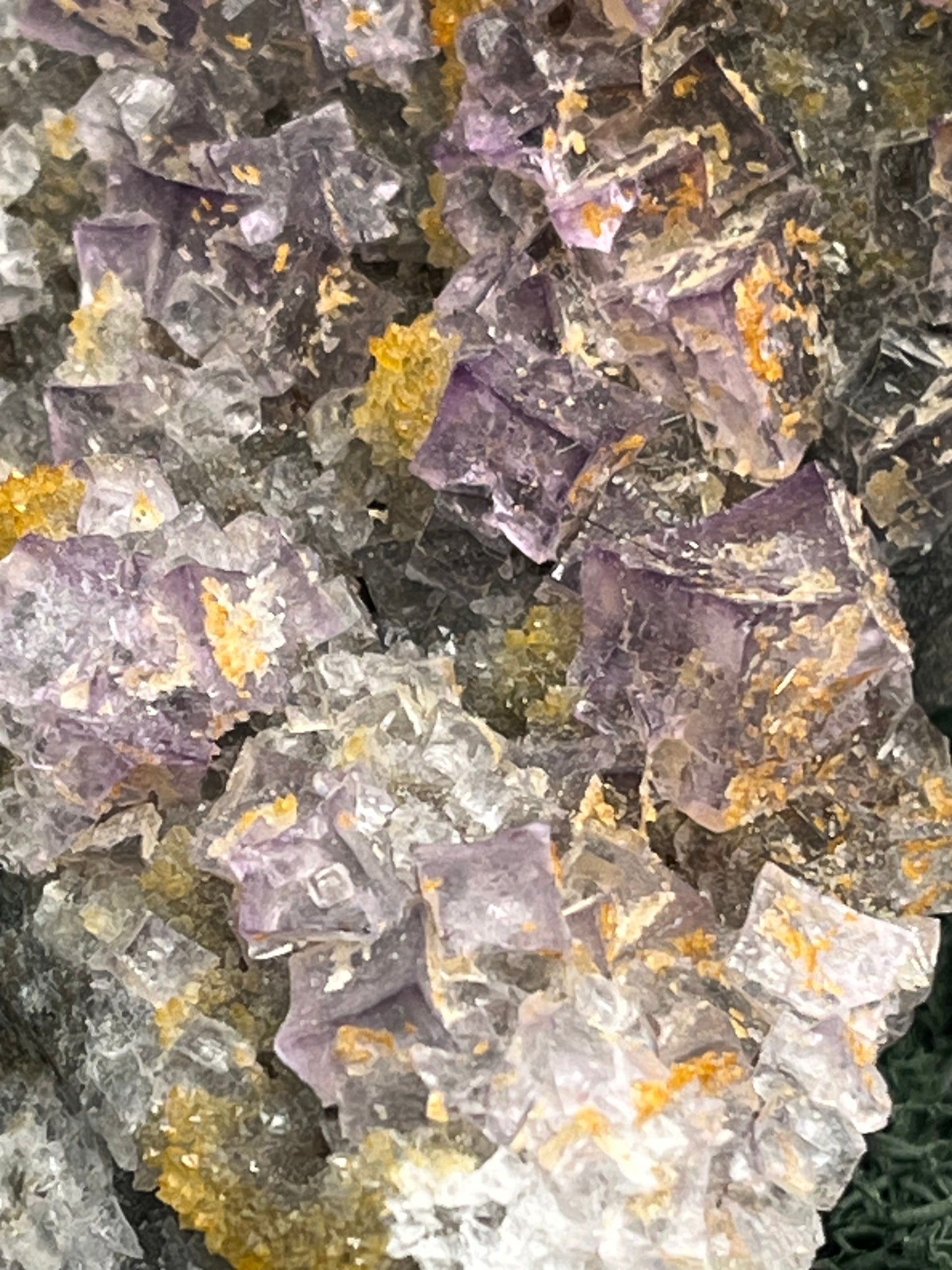 Violetter Fluorit aus Mexiko mit weissen und gelben Quarz Anlagerungen (725g) - Handstufe mit sehr vielen Fluoritwürfeln - crystal paradise
