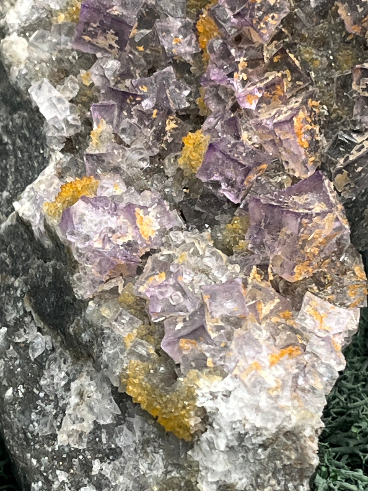 Violetter Fluorit aus Mexiko mit weissen und gelben Quarz Anlagerungen (725g) - Handstufe mit sehr vielen Fluoritwürfeln - crystal paradise