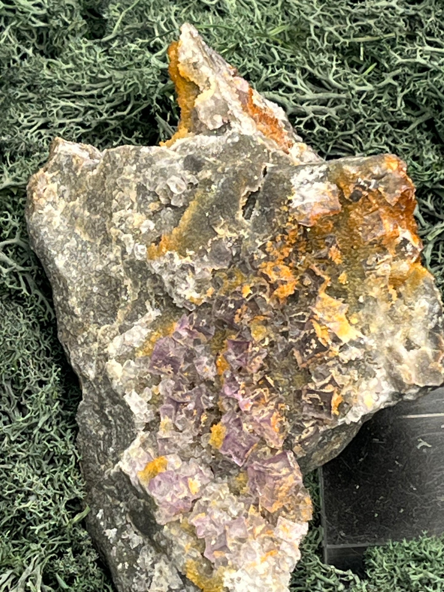 Violetter Fluorit aus Mexiko mit weissen und gelben Quarz Anlagerungen (725g) - Handstufe mit sehr vielen Fluoritwürfeln - crystal paradise