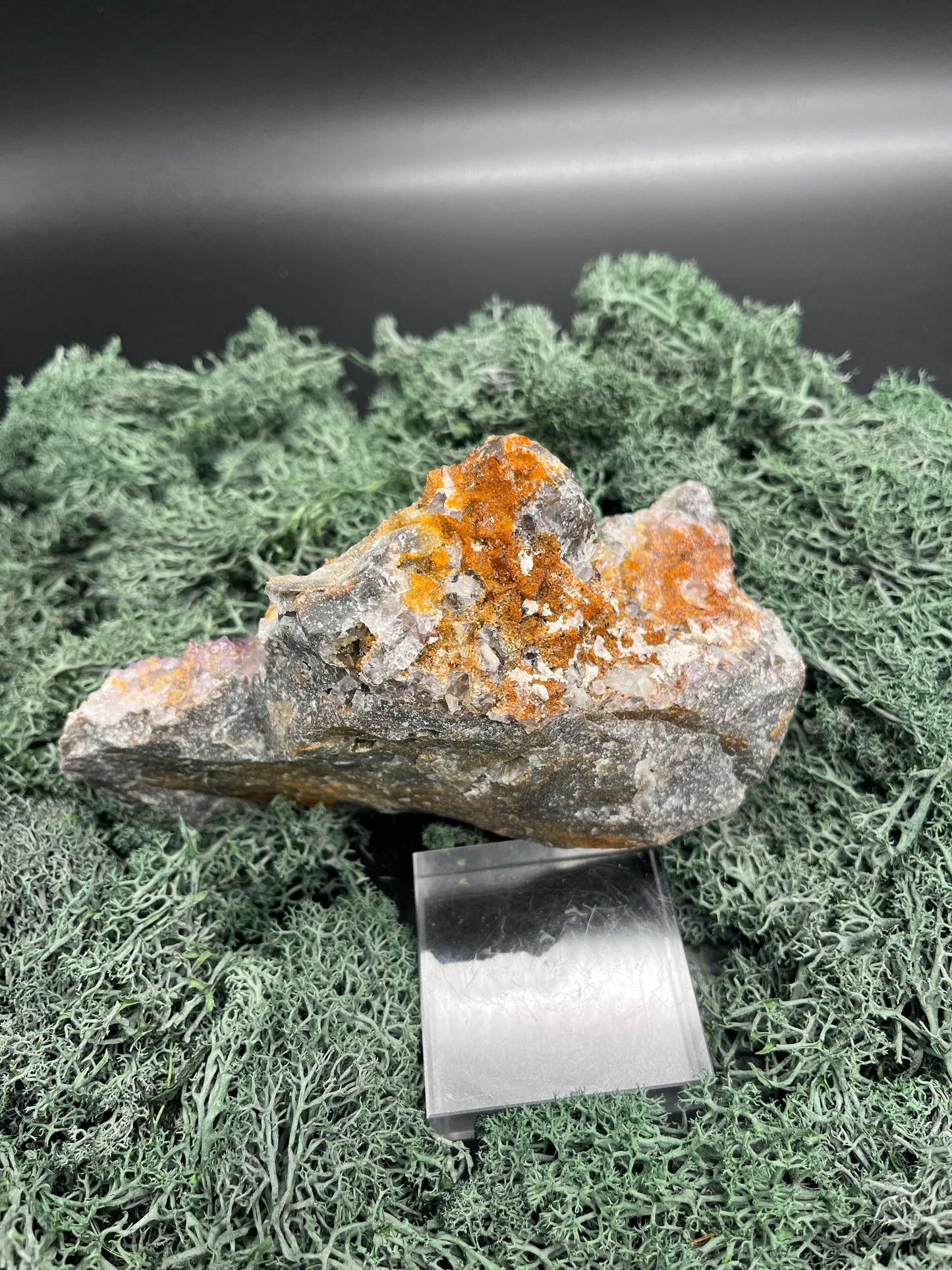 Violetter Fluorit aus Mexiko mit weissen und gelben Quarz Anlagerungen (725g) - Handstufe mit sehr vielen Fluoritwürfeln - crystal paradise