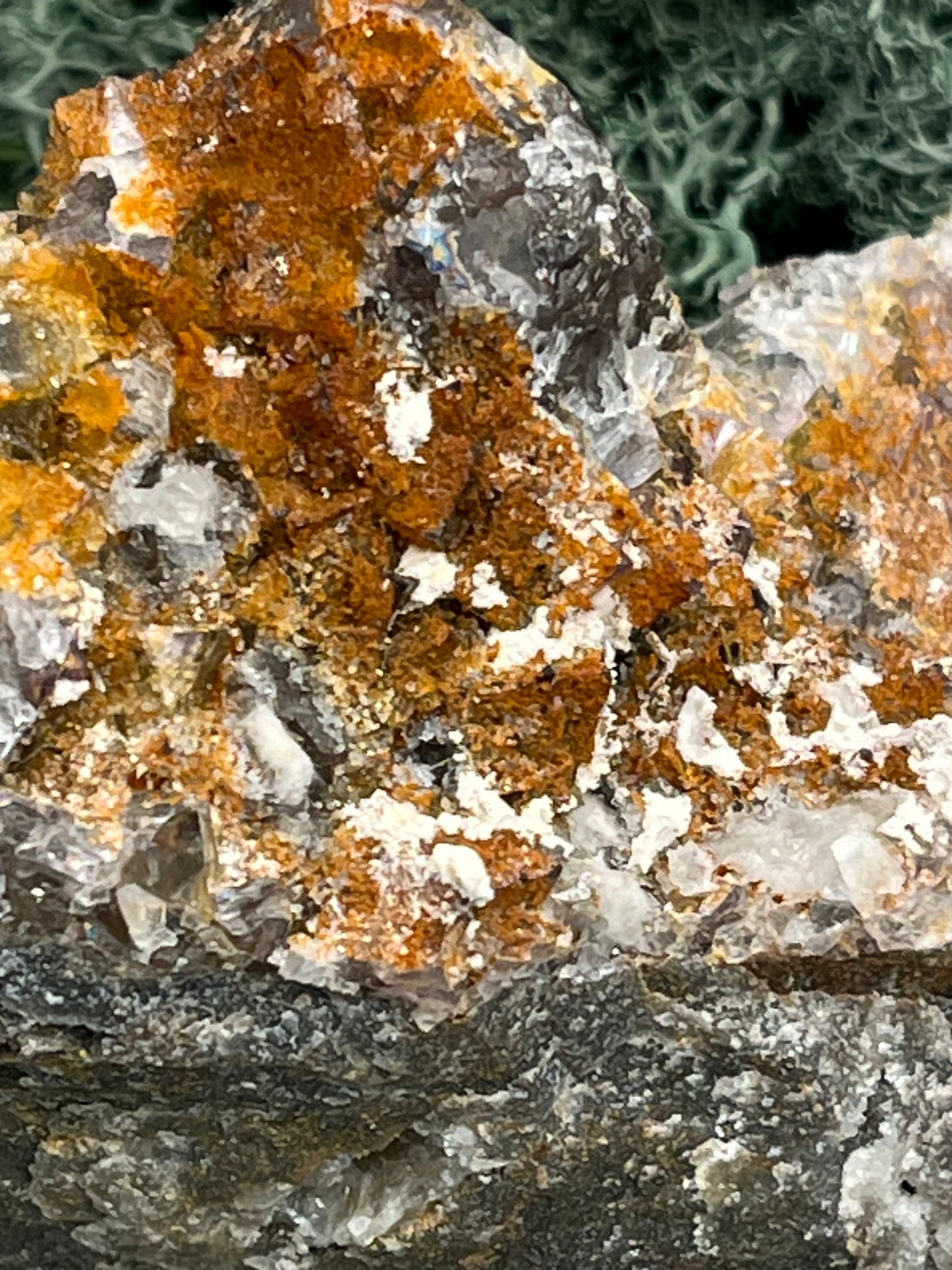 Violetter Fluorit aus Mexiko mit weissen und gelben Quarz Anlagerungen (725g) - Handstufe mit sehr vielen Fluoritwürfeln - crystal paradise