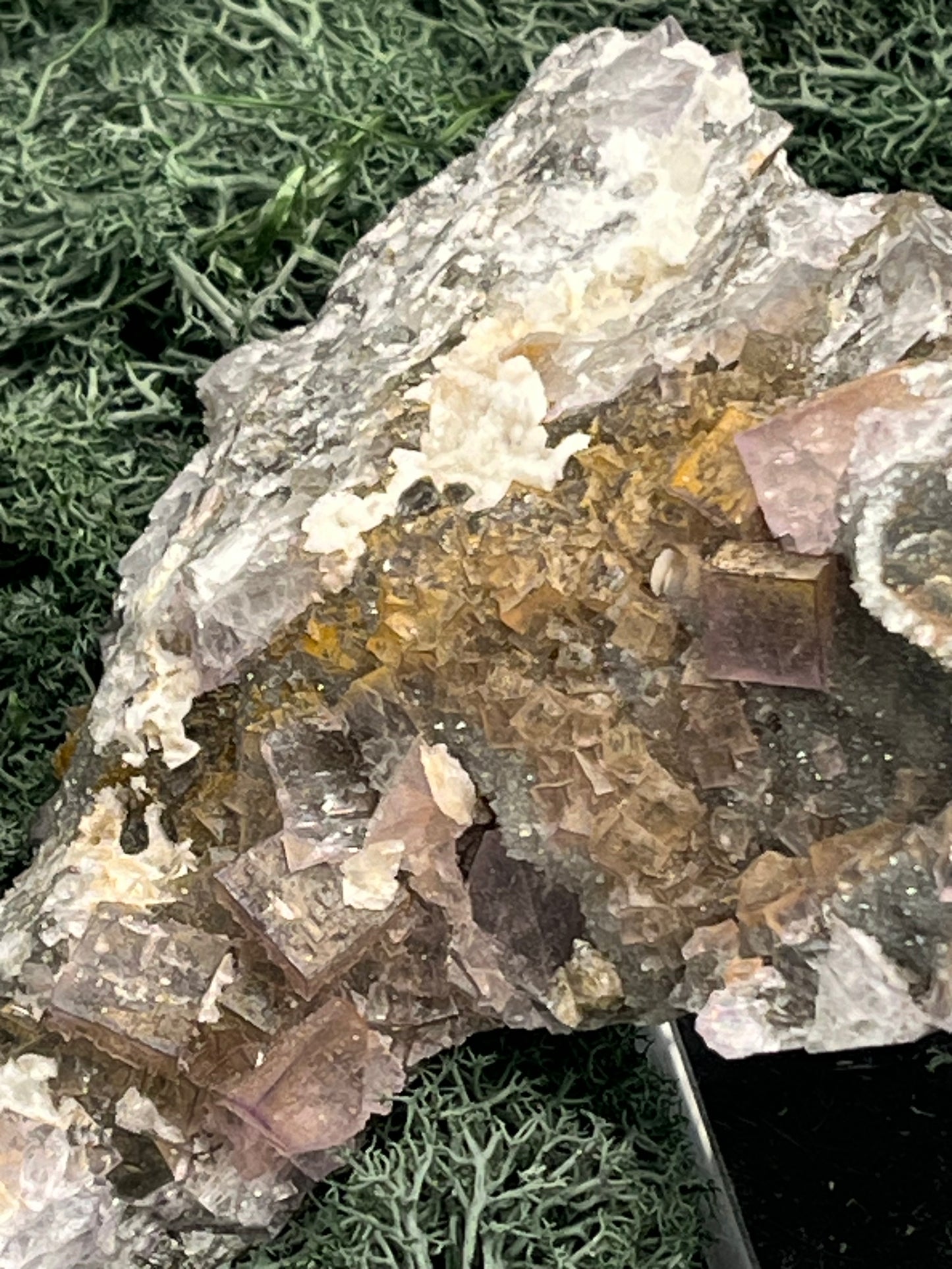 Violetter Fluorit aus Mexiko mit weissen und gelben Quarz Anlagerungen (937g) - Grossstufe mit vielen Fluoritwürfeln - crystal paradise