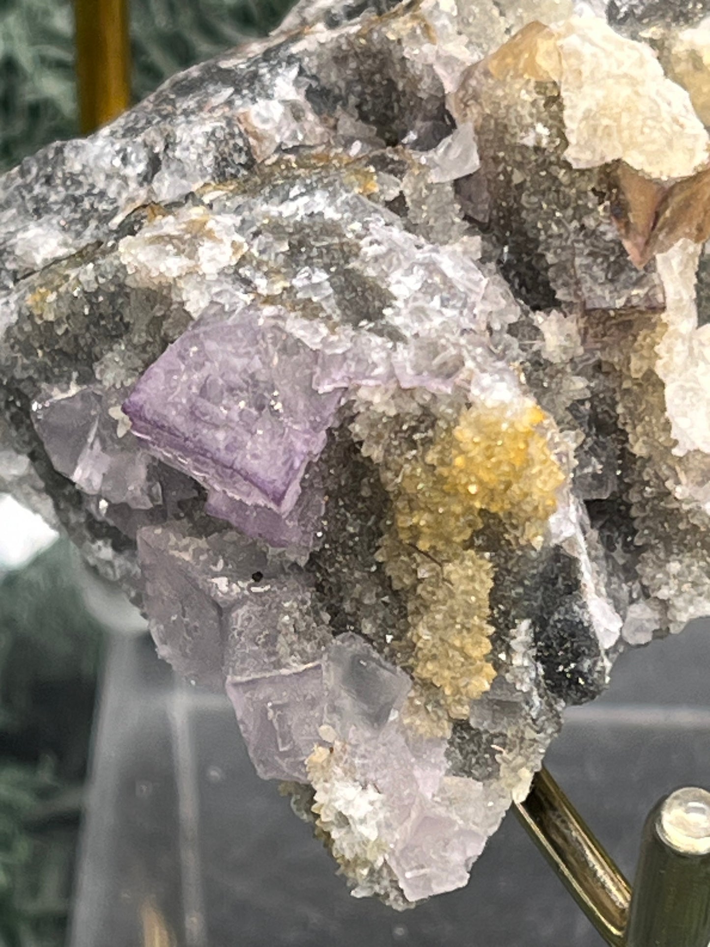 Violetter Fluorit aus Mexiko mit weissen und gelben Quarz Anlagerungen (71g) - Stufe mit schönen Quadern und gelbem Quarz - crystal paradise