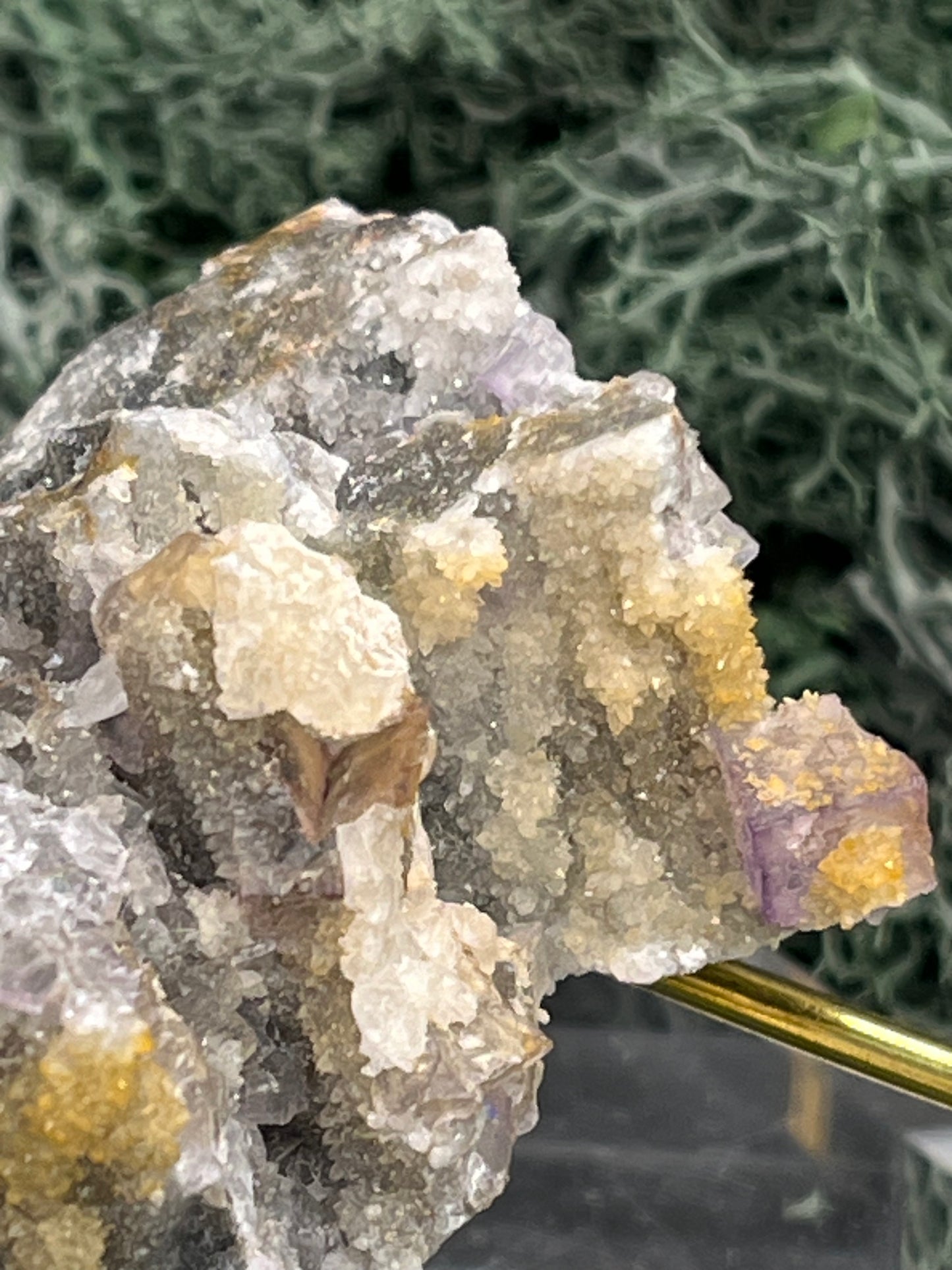 Violetter Fluorit aus Mexiko mit weissen und gelben Quarz Anlagerungen (71g) - Stufe mit schönen Quadern und gelbem Quarz - crystal paradise