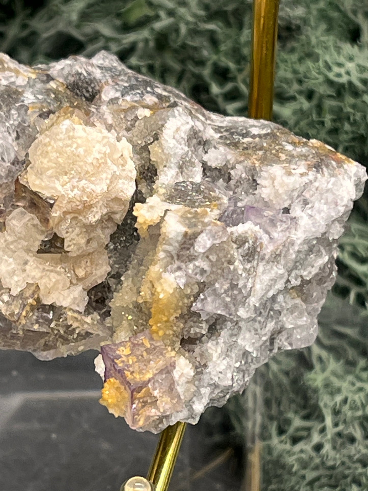 Violetter Fluorit aus Mexiko mit weissen und gelben Quarz Anlagerungen (71g) - Stufe mit schönen Quadern und gelbem Quarz - crystal paradise