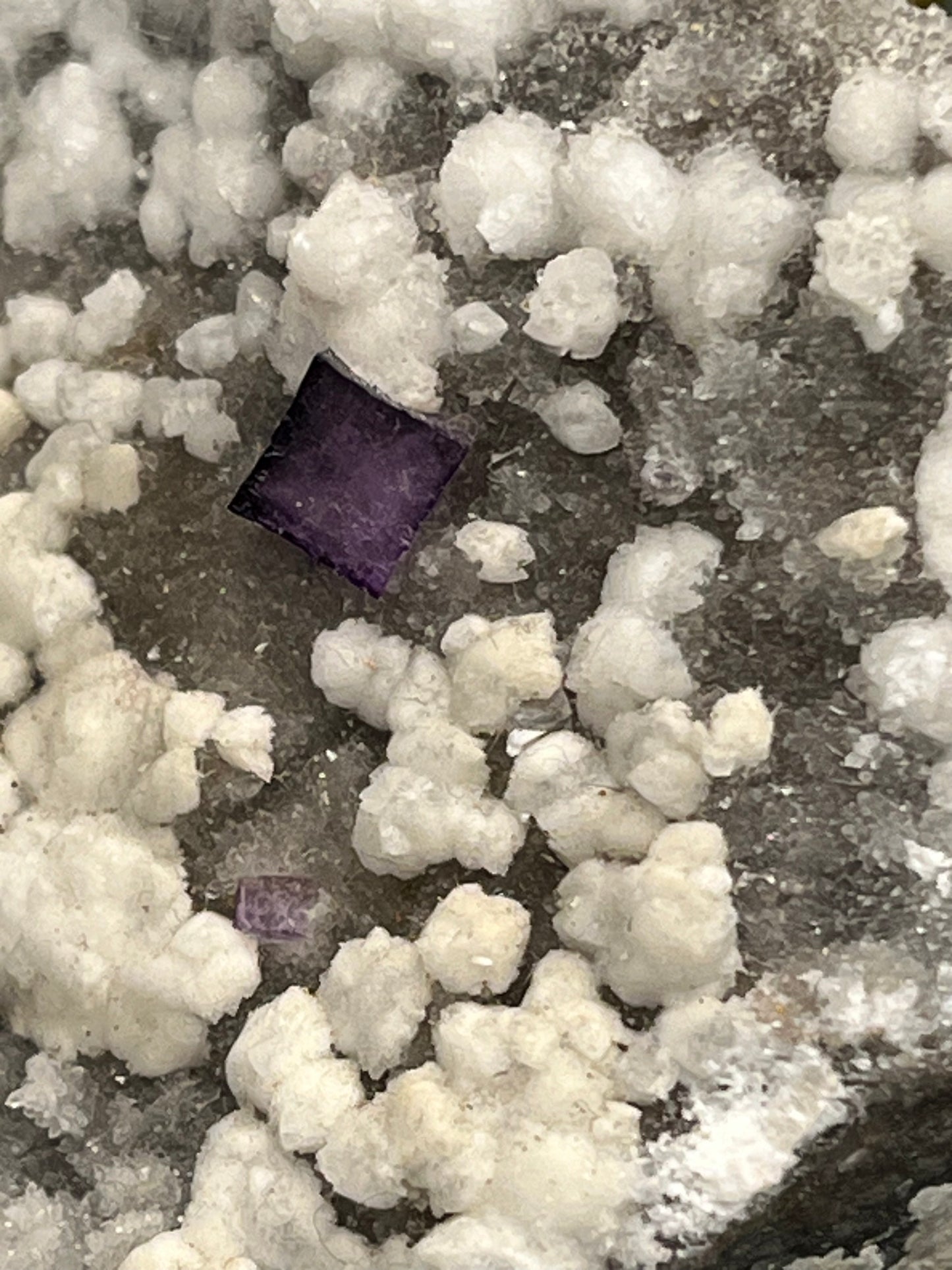 Violetter Fluorit aus Mexiko mit weissen und gelben Quarz Anlagerungen (241g) - Stufe mit schönem weissem Quarz - crystal paradise