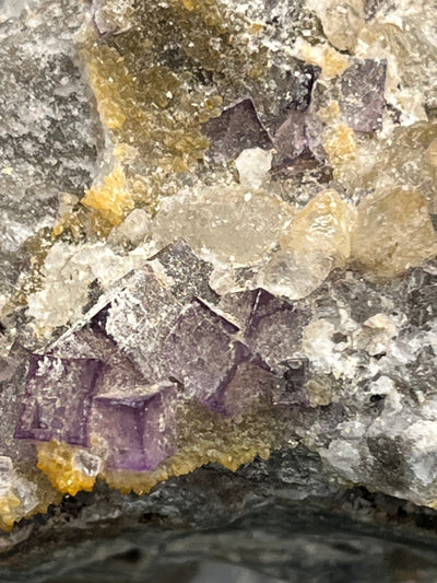 Violetter Fluorit aus Mexiko mit weissen und gelben Quarz Anlagerungen (432g) - Stufe mit schönem gelbem Quarz - crystal paradise