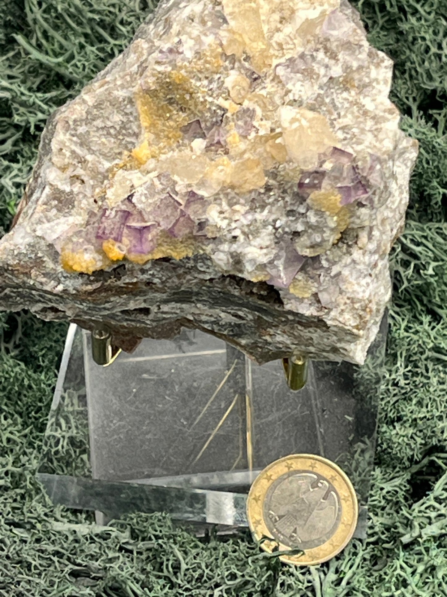 Violetter Fluorit aus Mexiko mit weissen und gelben Quarz Anlagerungen (432g) - Stufe mit schönem gelbem Quarz - crystal paradise
