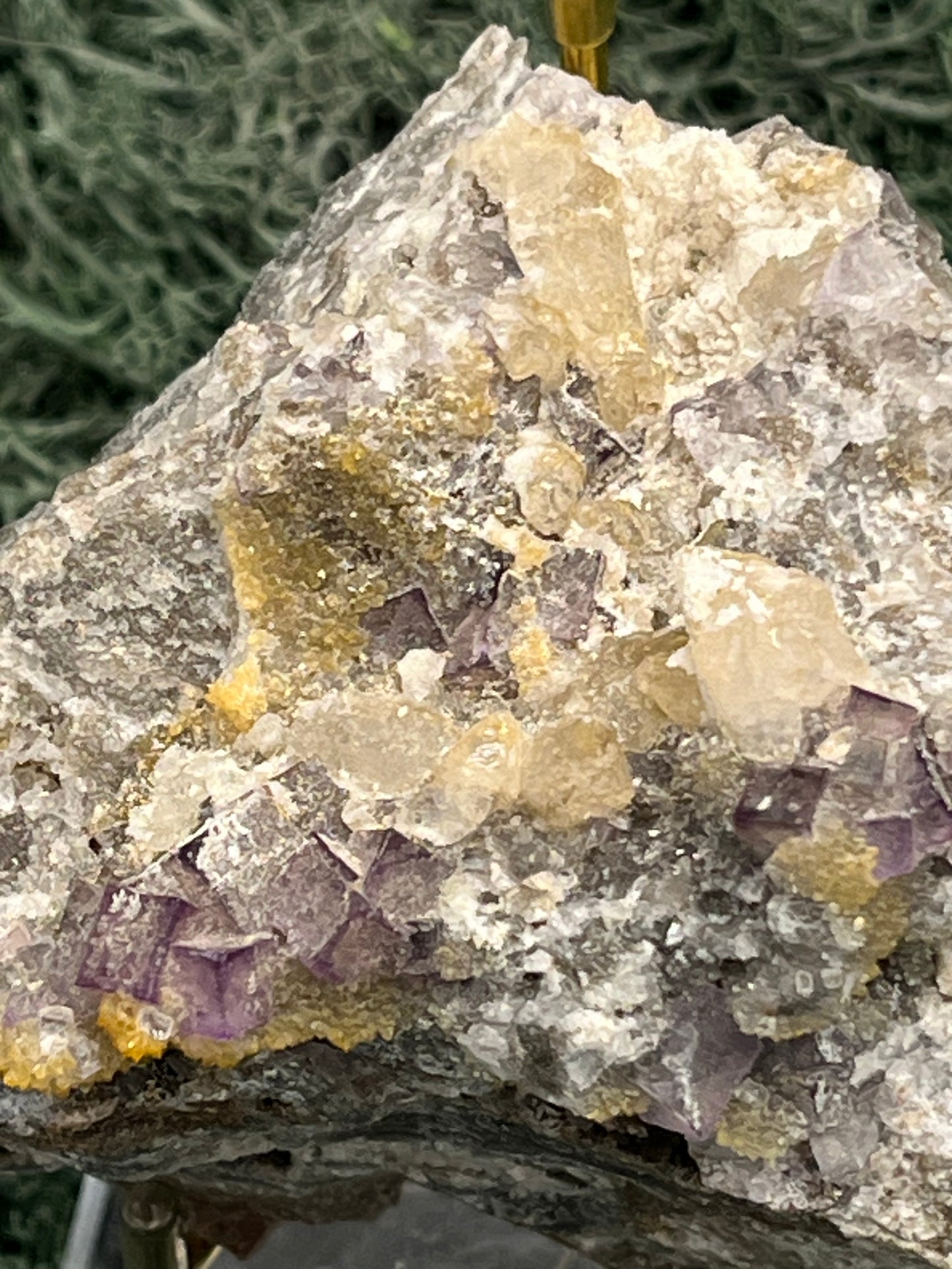 Violetter Fluorit aus Mexiko mit weissen und gelben Quarz Anlagerungen (432g) - Stufe mit schönem gelbem Quarz - crystal paradise