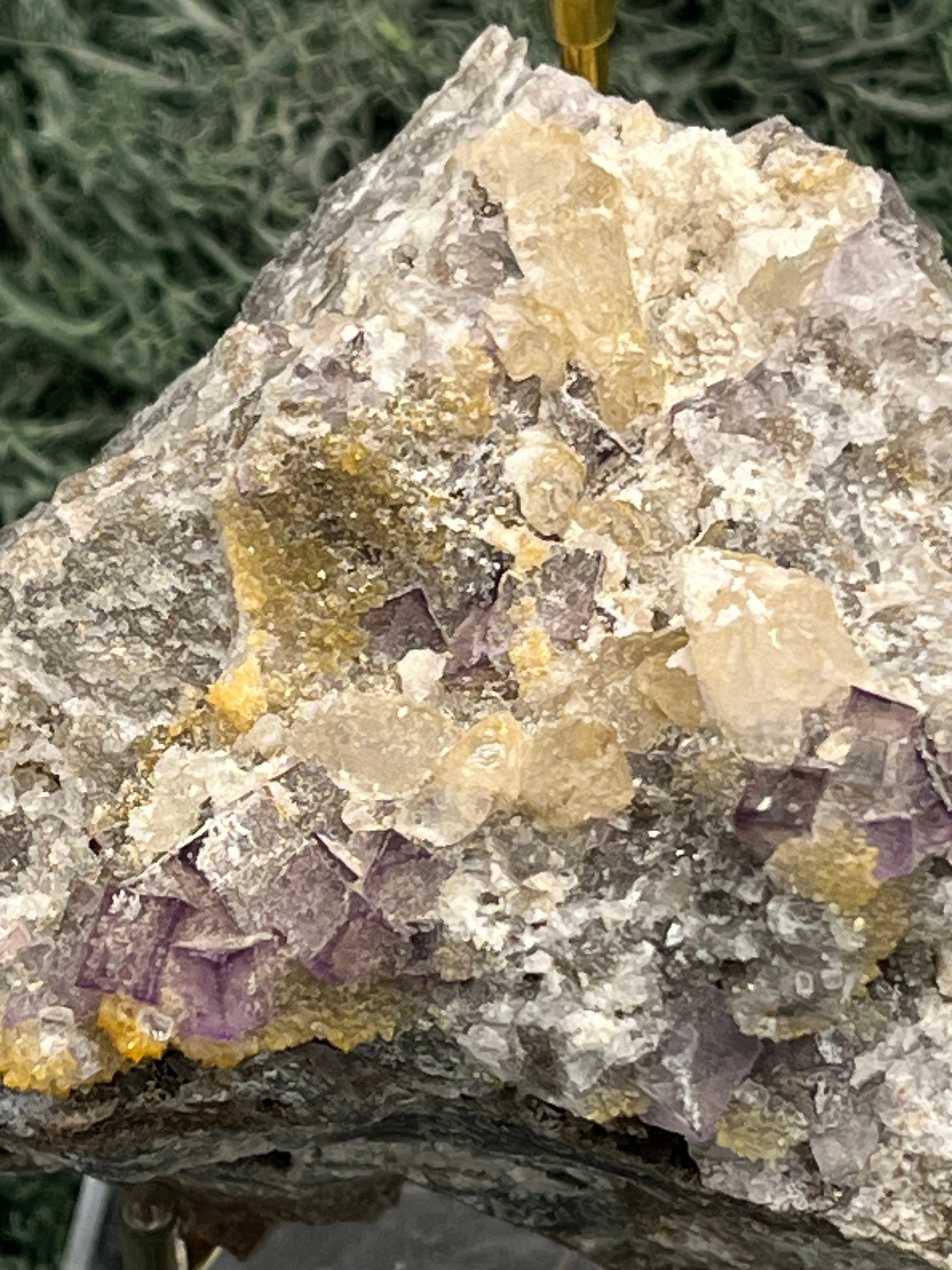 Violetter Fluorit aus Mexiko mit weissen und gelben Quarz Anlagerungen (432g) - Stufe mit schönem gelbem Quarz - crystal paradise