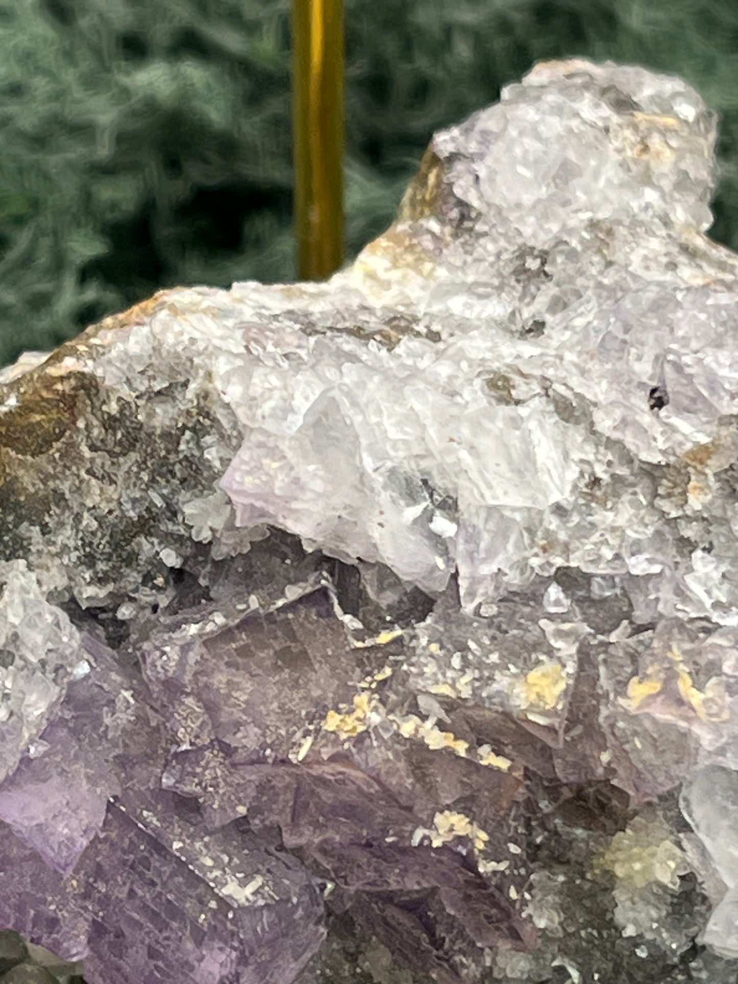 Violetter Fluorit aus Mexiko mit weißen Quarz Anlagerungen (158g) - Handstufe mit vielen Fluoritwürfeln - crystal paradise