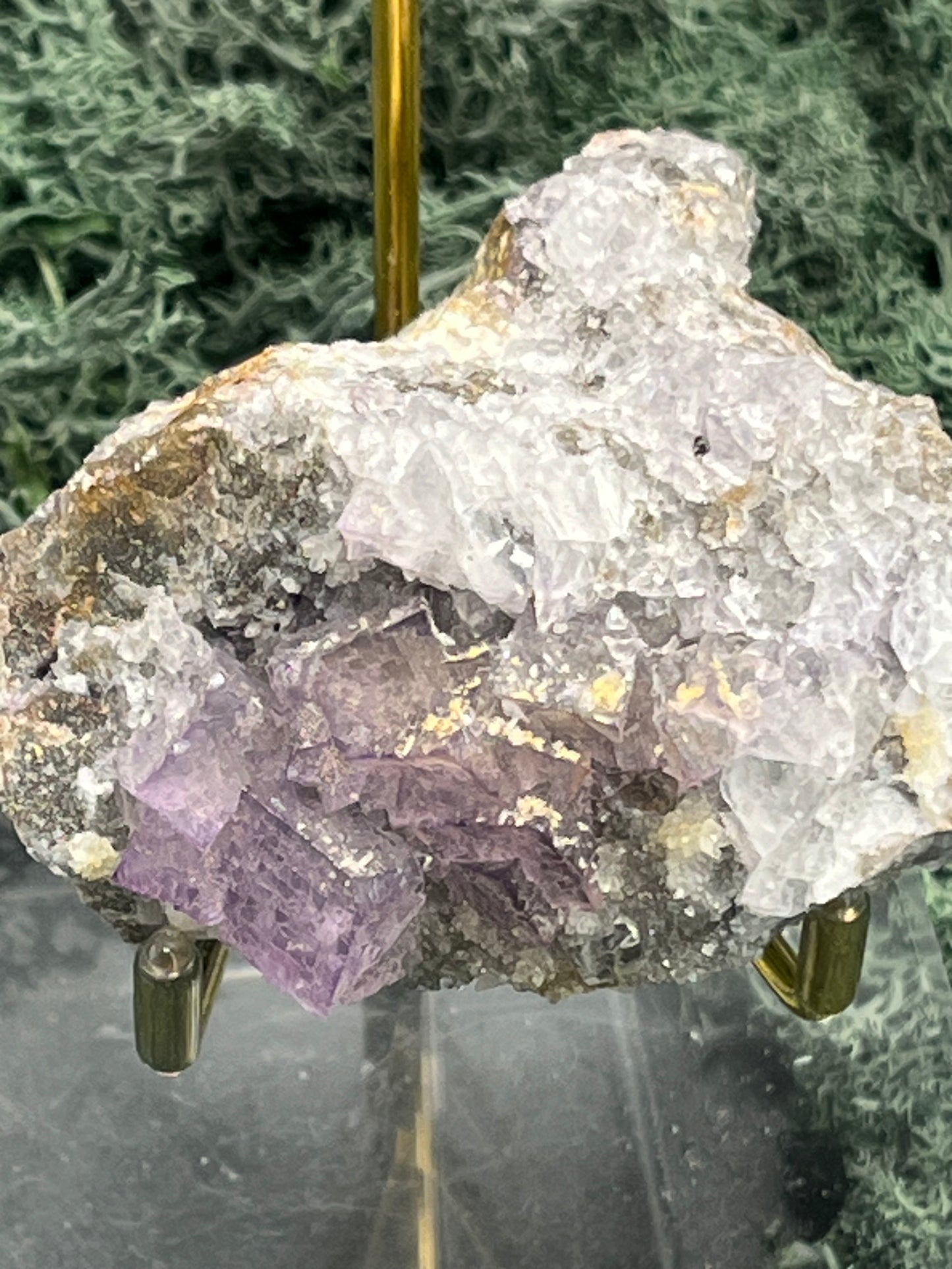 Violetter Fluorit aus Mexiko mit weißen Quarz Anlagerungen (158g) - Handstufe mit vielen Fluoritwürfeln - crystal paradise