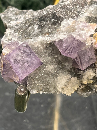 Violetter Fluorit aus Mexiko mit weißen Quarz Anlagerungen (67g) - Handstufe mit schönen Fluoritwürfeln - crystal paradise