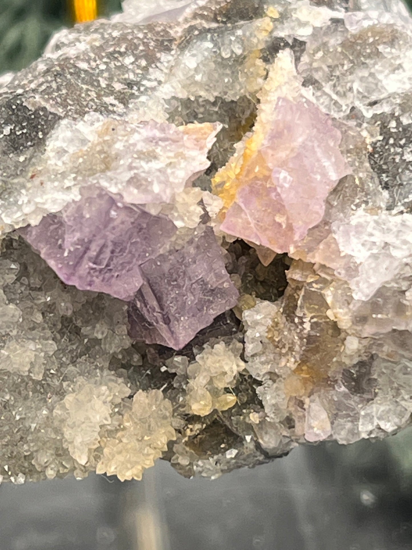Violetter Fluorit aus Mexiko mit weißen Quarz Anlagerungen (67g) - Handstufe mit schönen Fluoritwürfeln - crystal paradise
