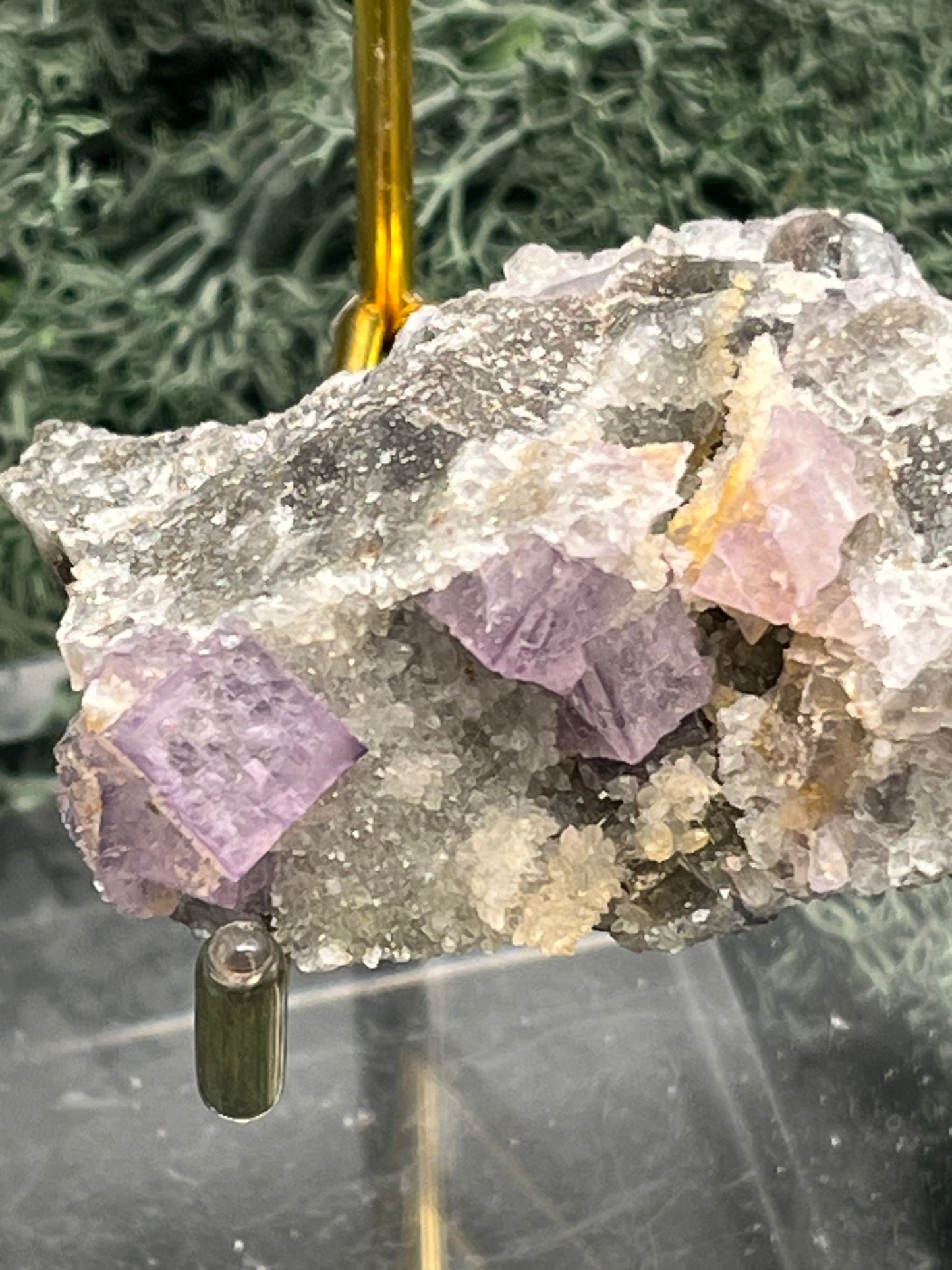 Violetter Fluorit aus Mexiko mit weißen Quarz Anlagerungen (67g) - Handstufe mit schönen Fluoritwürfeln - crystal paradise