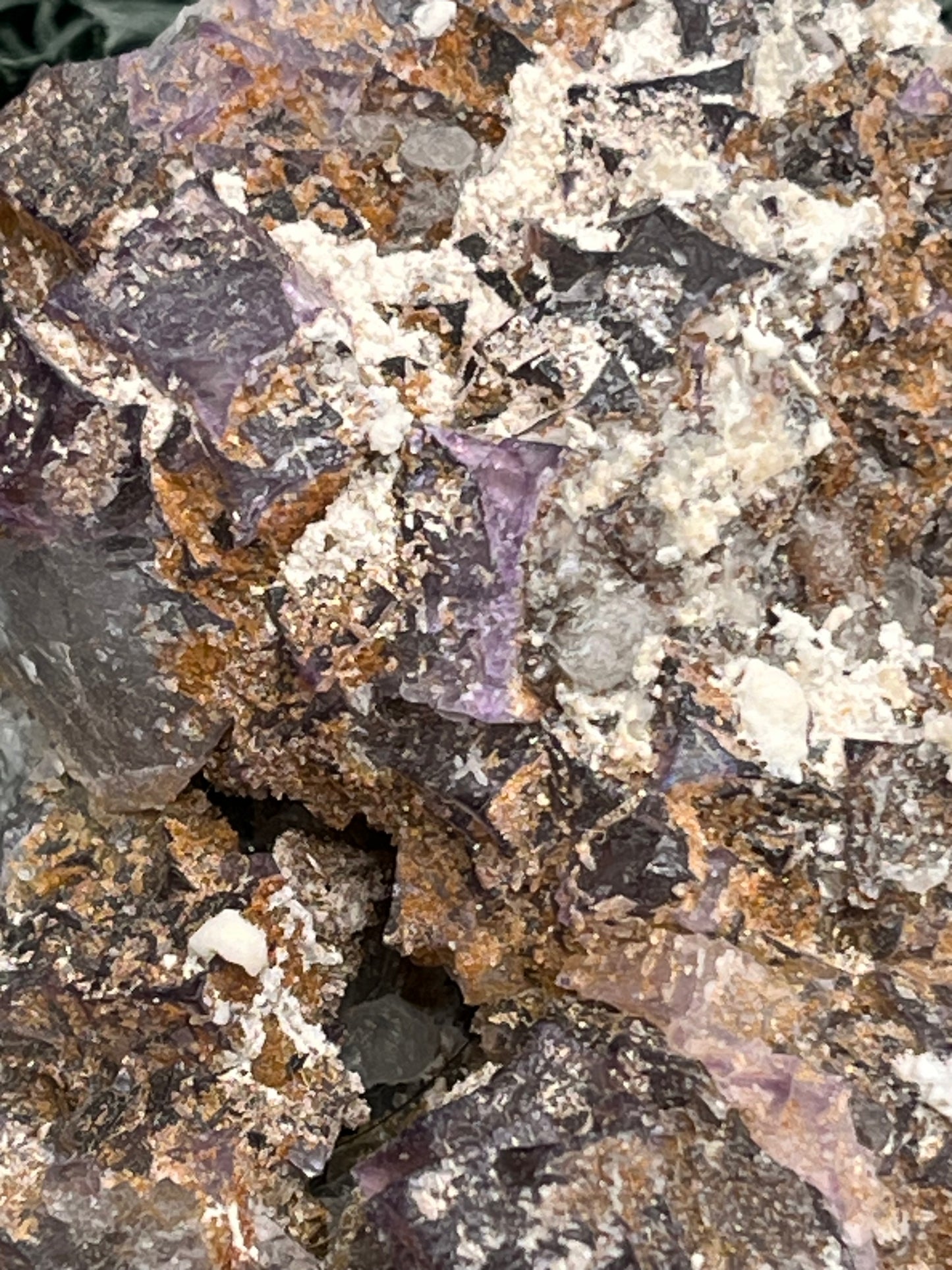 Violetter Fluorit aus Mexiko mit weissen und gelben Quarz Anlagerungen (276g) - Handstufe mit großen Fluoritwürfeln - crystal paradise