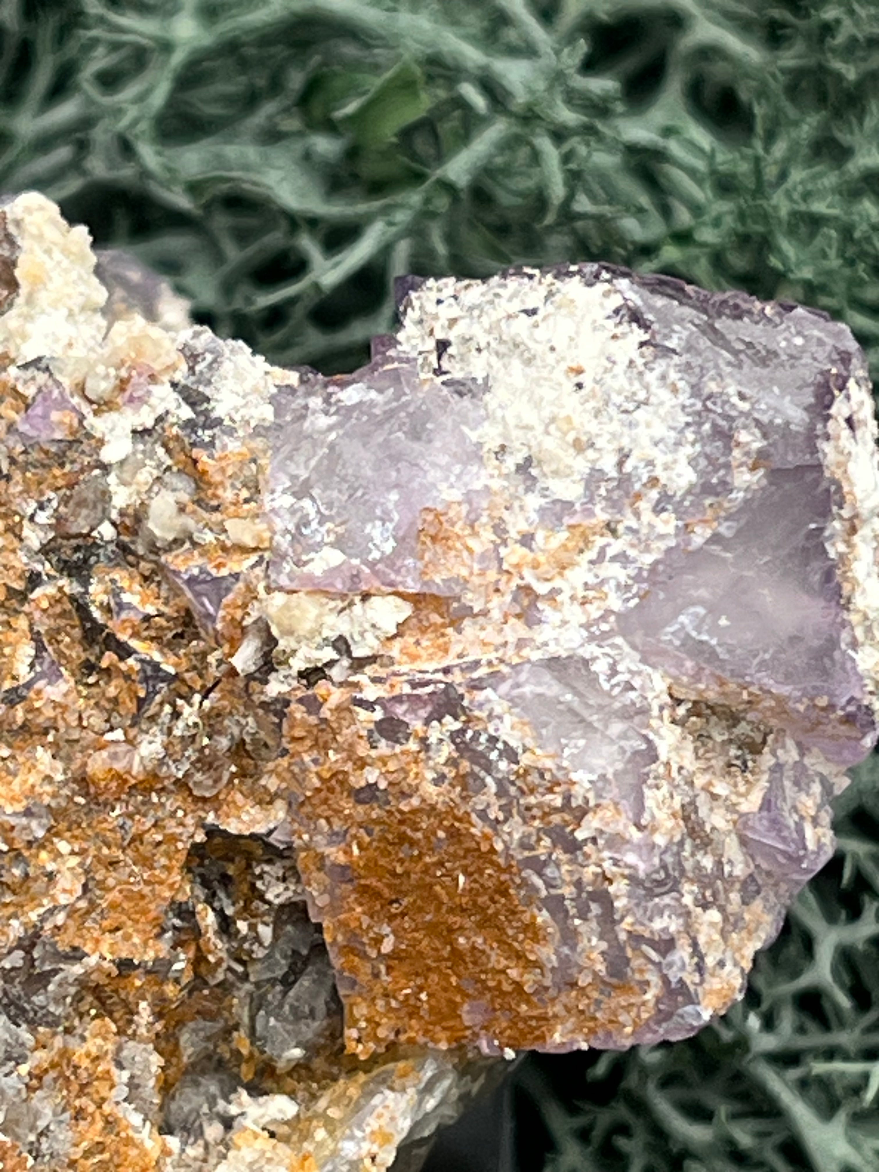 Violetter Fluorit aus Mexiko mit weissen und gelben Quarz Anlagerungen (276g) - Handstufe mit großen Fluoritwürfeln - crystal paradise