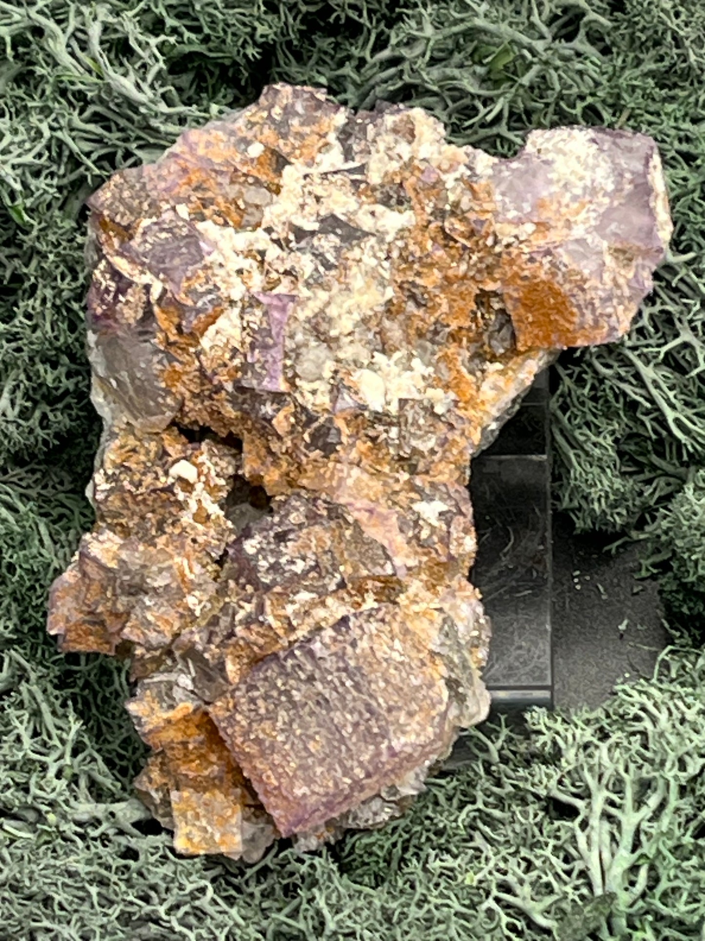 Violetter Fluorit aus Mexiko mit weissen und gelben Quarz Anlagerungen (276g) - Handstufe mit großen Fluoritwürfeln - crystal paradise