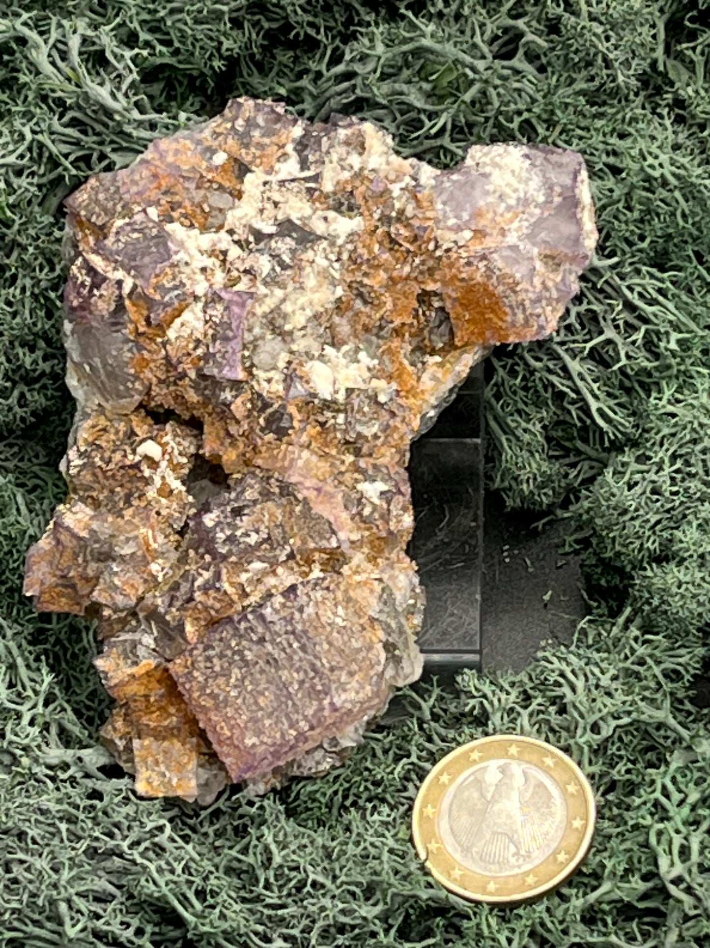 Violetter Fluorit aus Mexiko mit weissen und gelben Quarz Anlagerungen (276g) - Handstufe mit großen Fluoritwürfeln - crystal paradise