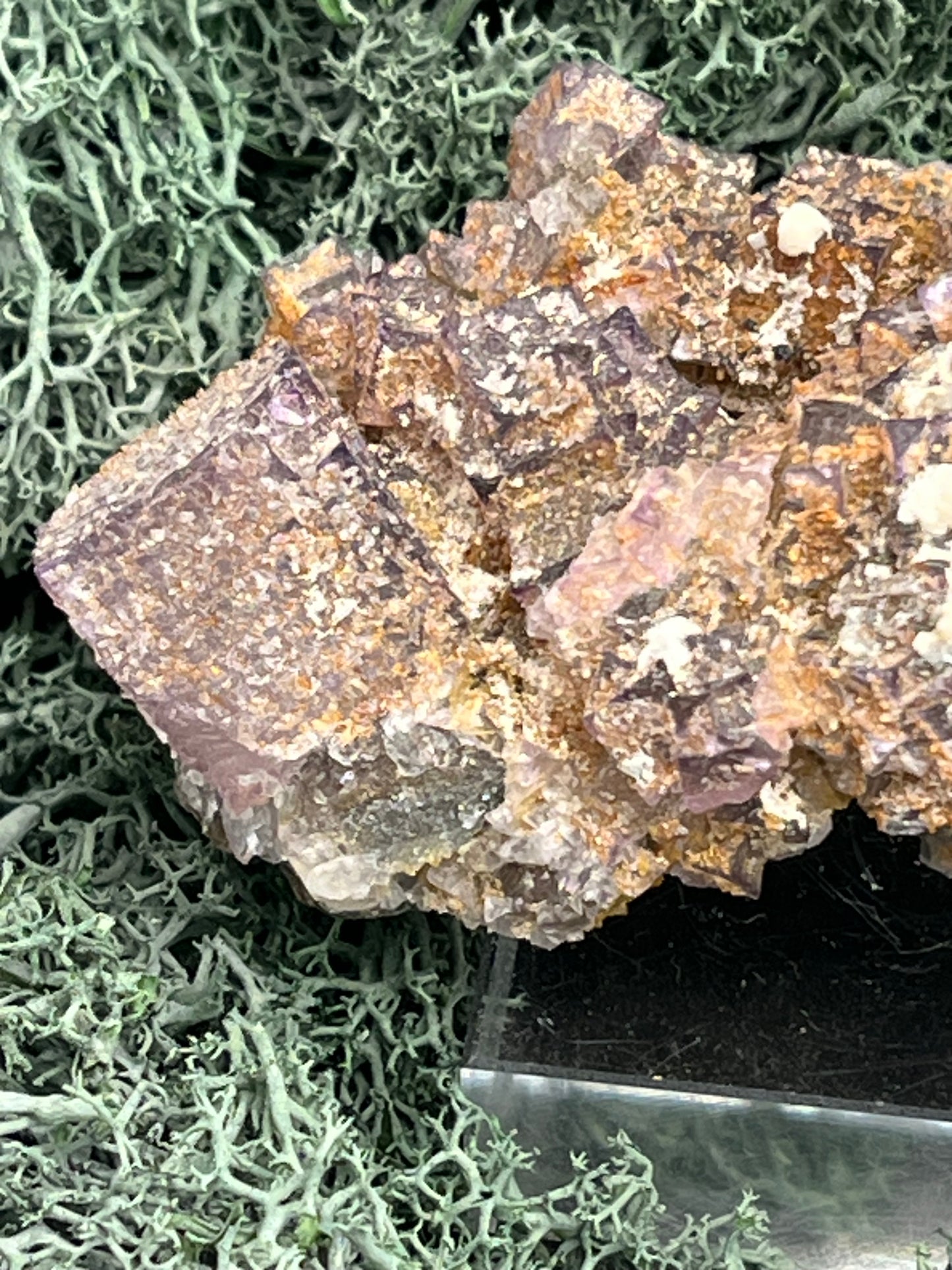 Violetter Fluorit aus Mexiko mit weissen und gelben Quarz Anlagerungen (276g) - Handstufe mit großen Fluoritwürfeln - crystal paradise