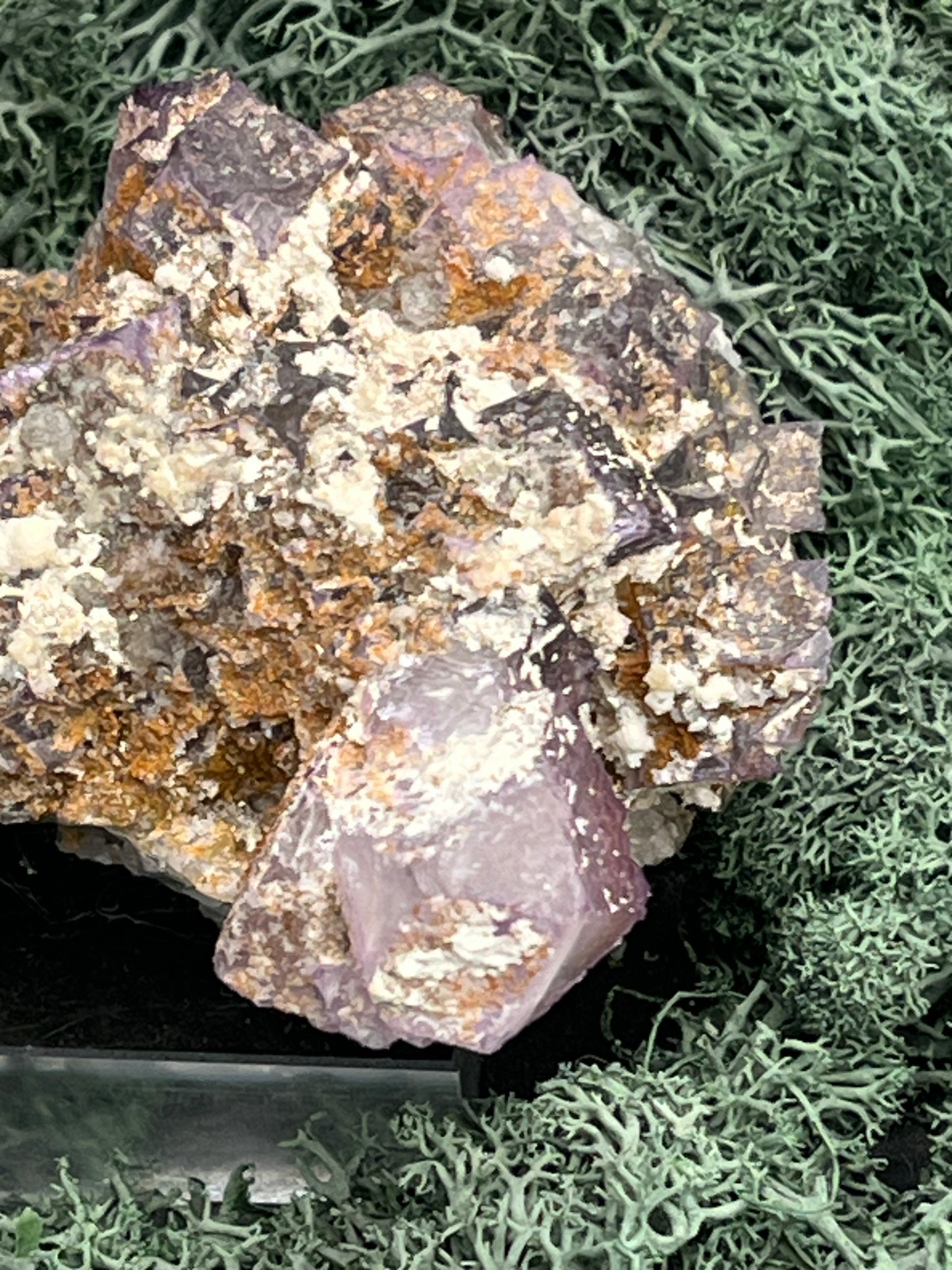 Violetter Fluorit aus Mexiko mit weissen und gelben Quarz Anlagerungen (276g) - Handstufe mit großen Fluoritwürfeln - crystal paradise
