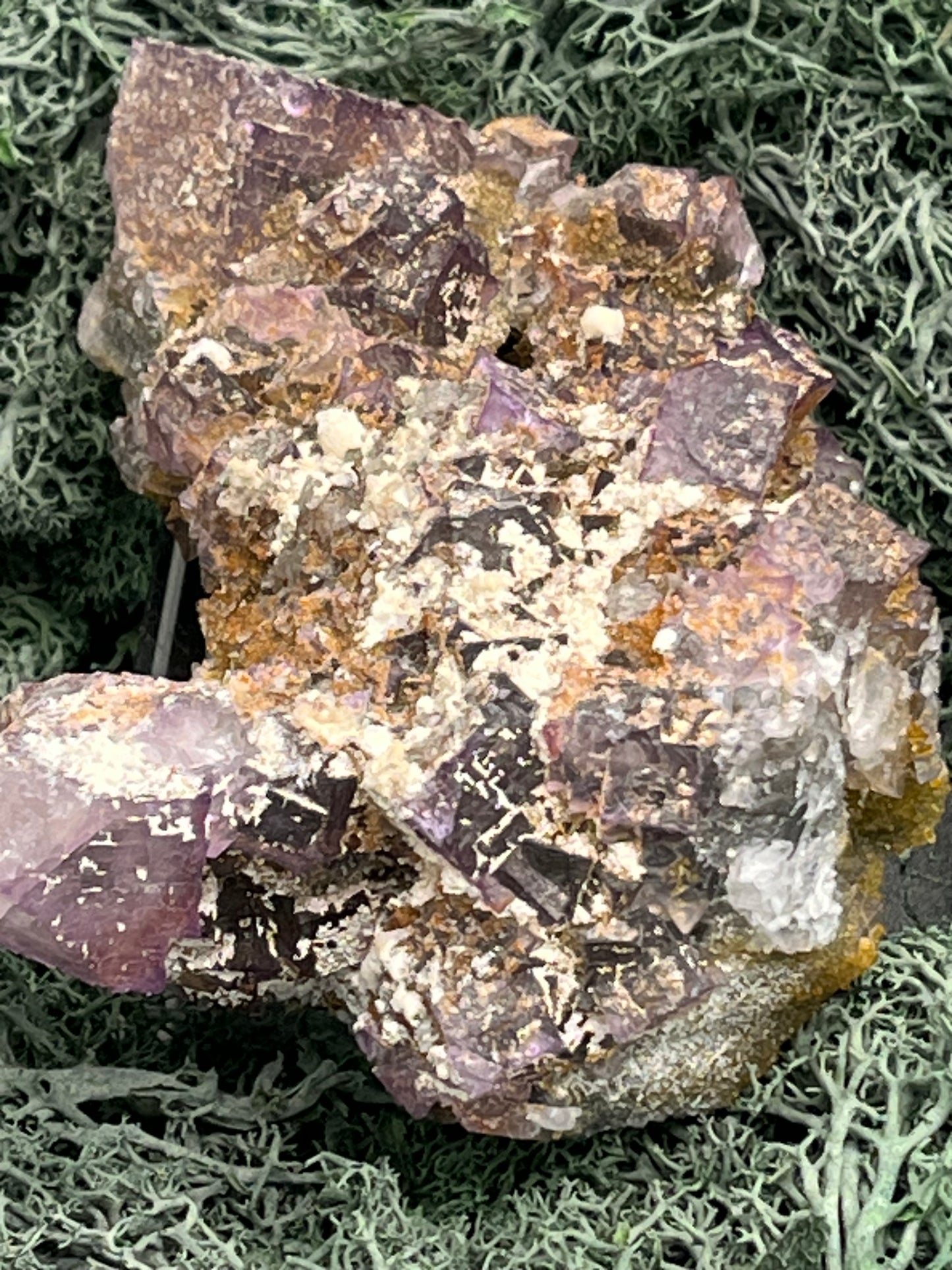 Violetter Fluorit aus Mexiko mit weissen und gelben Quarz Anlagerungen (276g) - Handstufe mit großen Fluoritwürfeln - crystal paradise