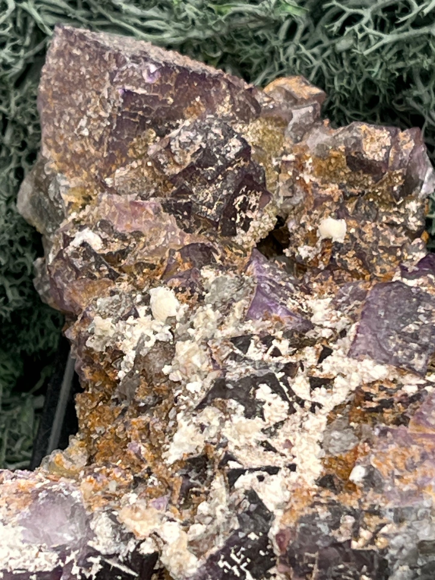Violetter Fluorit aus Mexiko mit weissen und gelben Quarz Anlagerungen (276g) - Handstufe mit großen Fluoritwürfeln - crystal paradise
