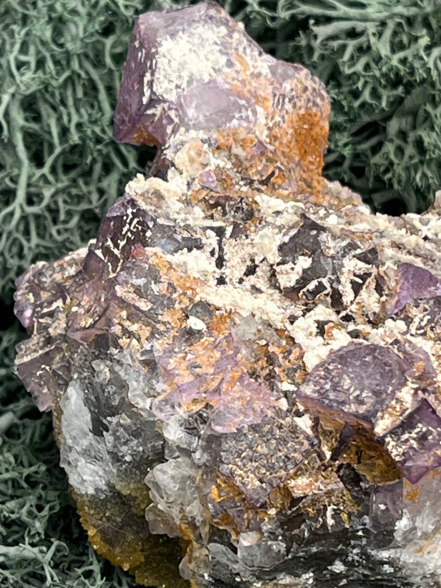 Violetter Fluorit aus Mexiko mit weissen und gelben Quarz Anlagerungen (276g) - Handstufe mit großen Fluoritwürfeln - crystal paradise
