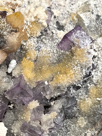 Violetter Fluorit aus Mexiko mit weissen und gelben Quarz Anlagerungen (518g) - Handstufe mit vielen Fluoritwürfeln - crystal paradise