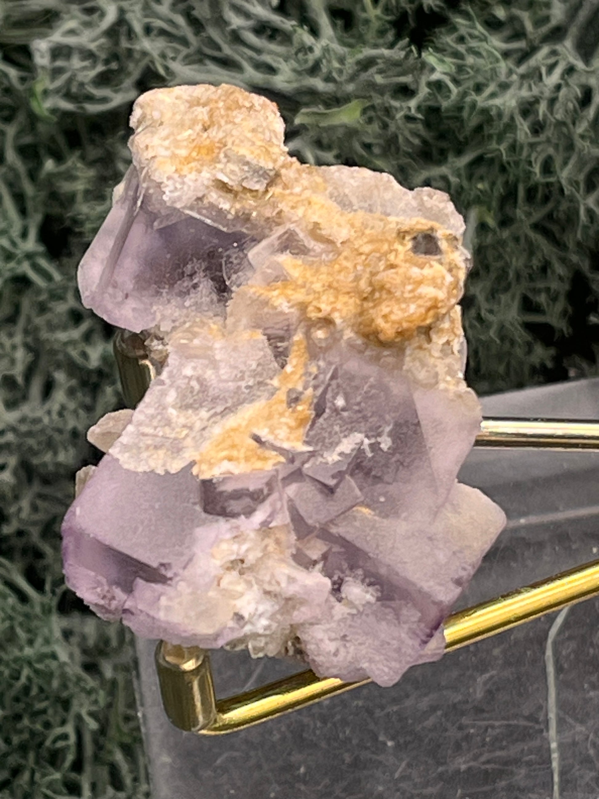 Violetter Fluorit aus Mexiko mit weissen und gelben Quarz Anlagerungen (35g) - Stufe mit schönen Fluoritwürfeln - crystal paradise