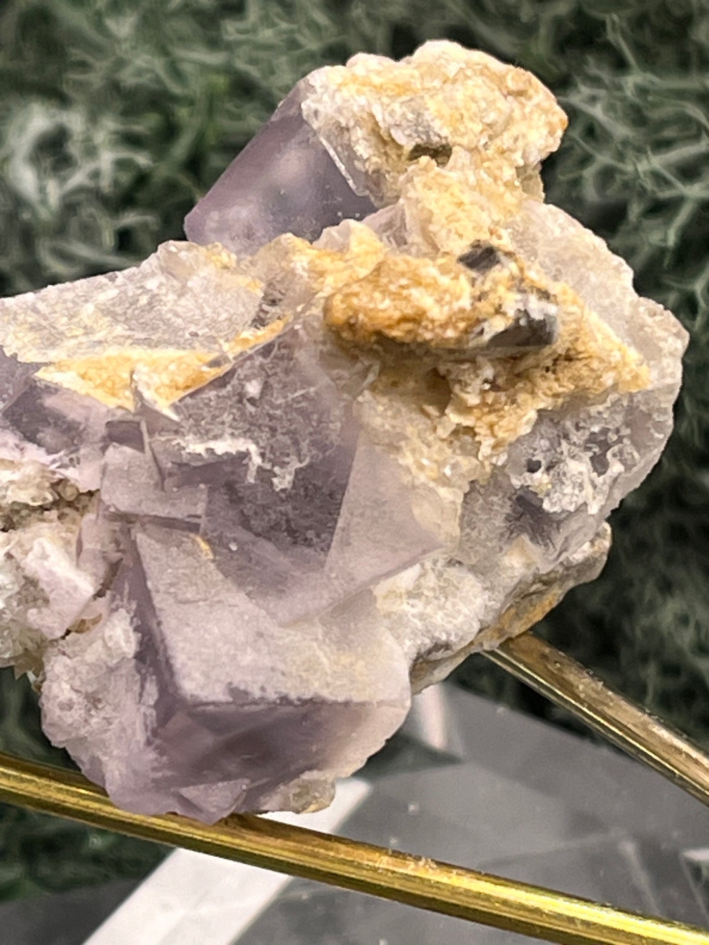 Violetter Fluorit aus Mexiko mit weissen und gelben Quarz Anlagerungen (35g) - Stufe mit schönen Fluoritwürfeln - crystal paradise