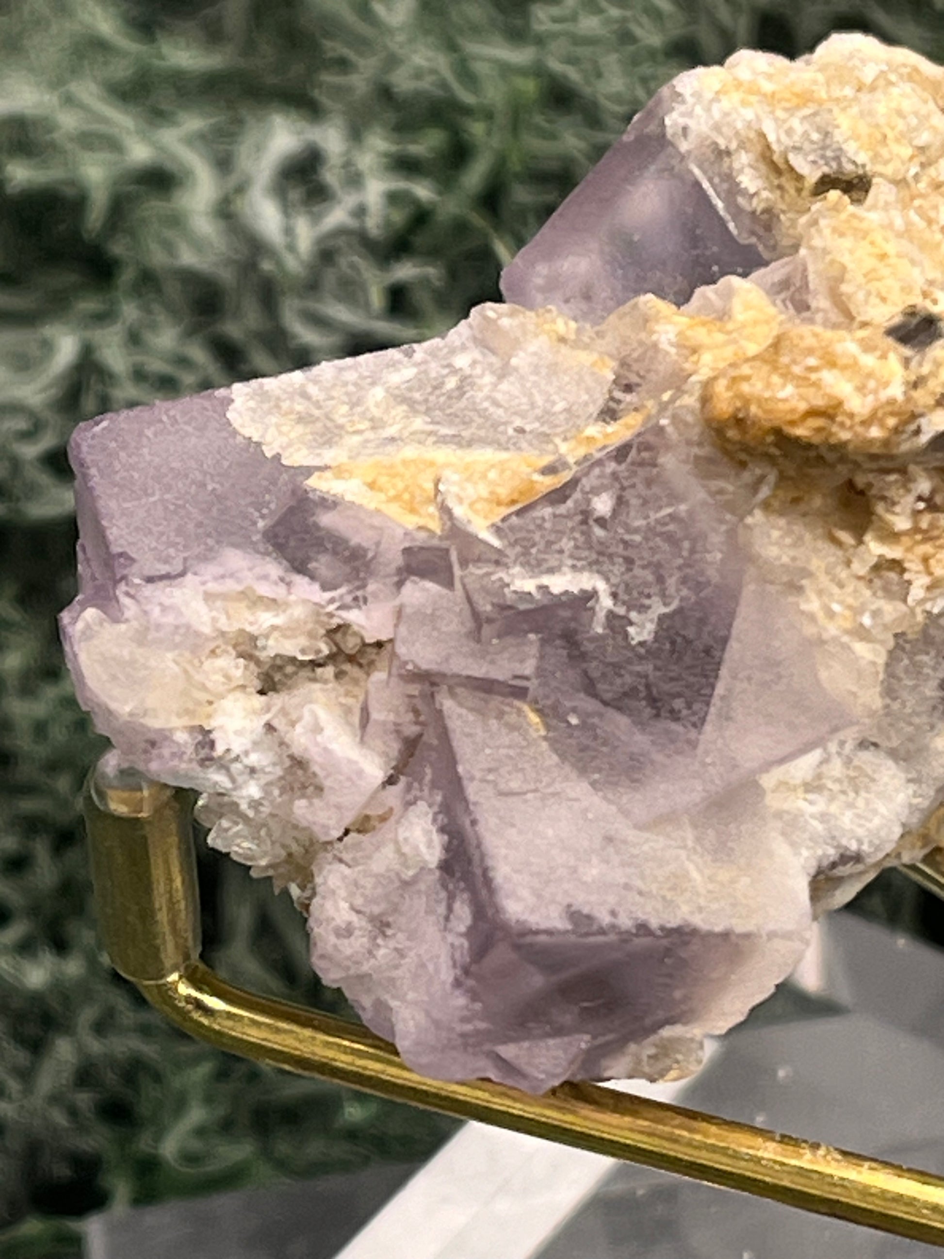 Violetter Fluorit aus Mexiko mit weissen und gelben Quarz Anlagerungen (35g) - Stufe mit schönen Fluoritwürfeln - crystal paradise