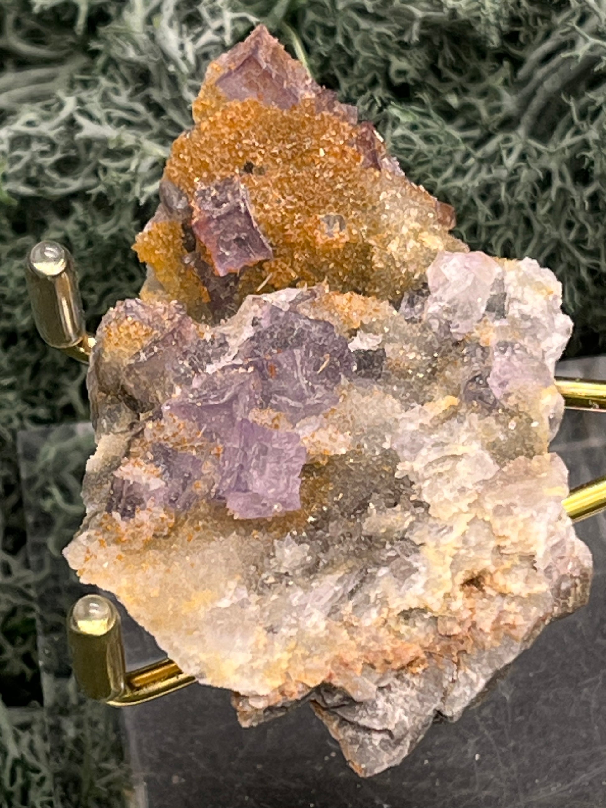 Violetter Fluorit aus Mexiko mit weissen und gelben Quarz Anlagerungen (34g) - Stufe mit schönen Fluoritwürfeln - crystal paradise